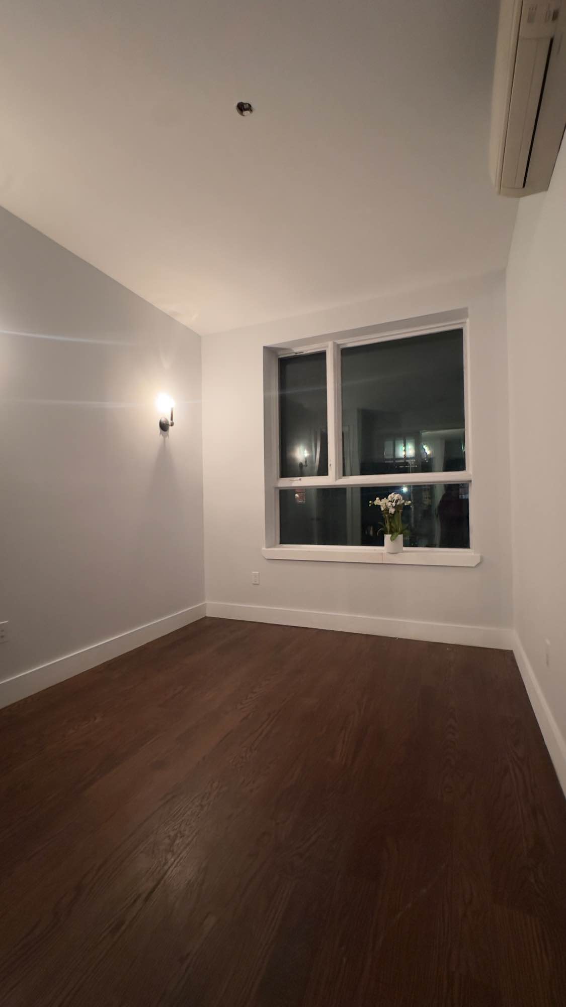 I am a chef Looking for a Roomate in a 2 bedroom apartment 
Everything included 
Laundry in the basement 
Access to the roof 
Heating, water and electricity  include 
