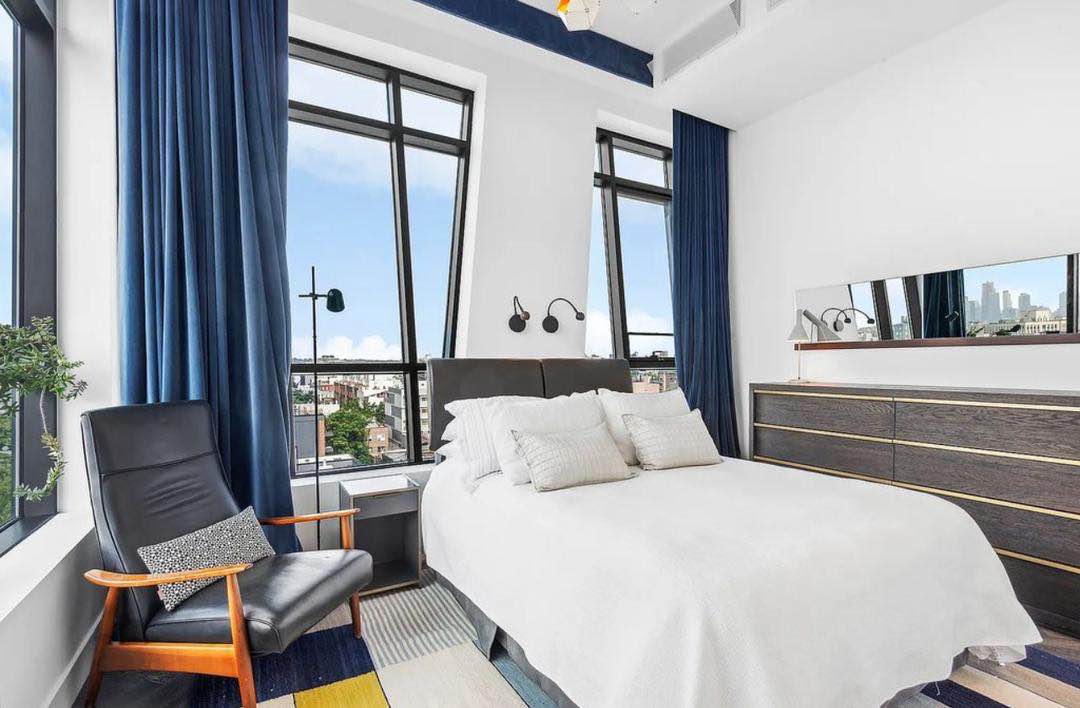 I’m looking for a roommate to take over my lease in my lovely apartment. I'd love to find someone to sign the lease immediately. The apartment is just few blocks from all transportation and stores; Close to the subway (red line) and multiple restaurants.
Hove living in this apartment - we have lots of natural light, a ton of storage space, and pets are allowed as long as they are well trained.

The bedroom comes with a/c, heating, a large closet and wifi. Some space in the kitchen and bathroom is available for temporary storage.

The building has an elevator and a live-in super, and has been a joy to live in.

I'm in my late-20s and work in tech and publishing - I love movie nights, dinners with friends, long walks around the city, and all manner of arts and crafts.

Seeking someone that is easy-going, clean and transparent.

Message to schedule!