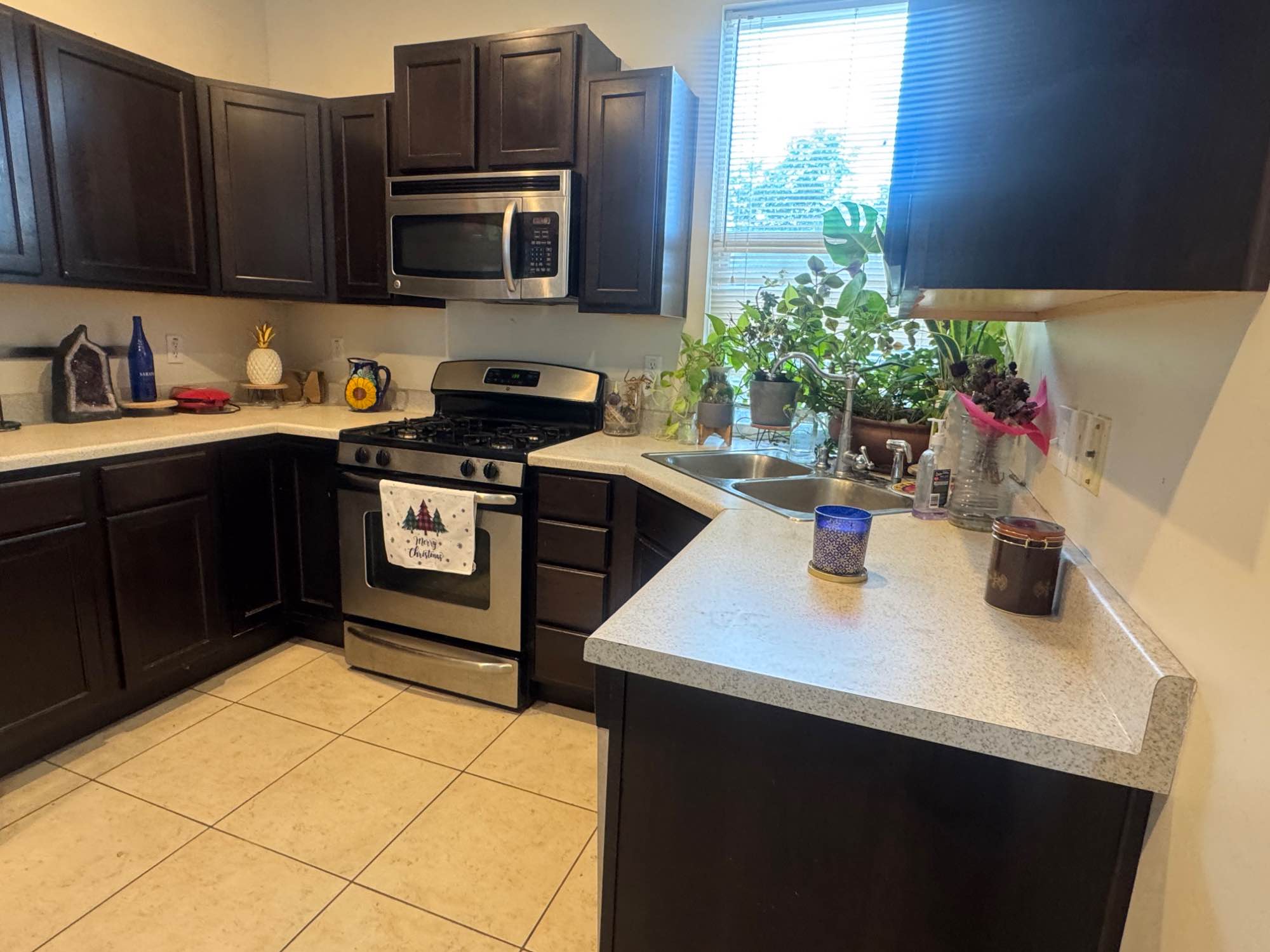 Nice Townhouse in an amazing neighborhood.  Daybreak Community Center and The Lake are within walking distance, as is the Red Line (about a 20 minute walk). 