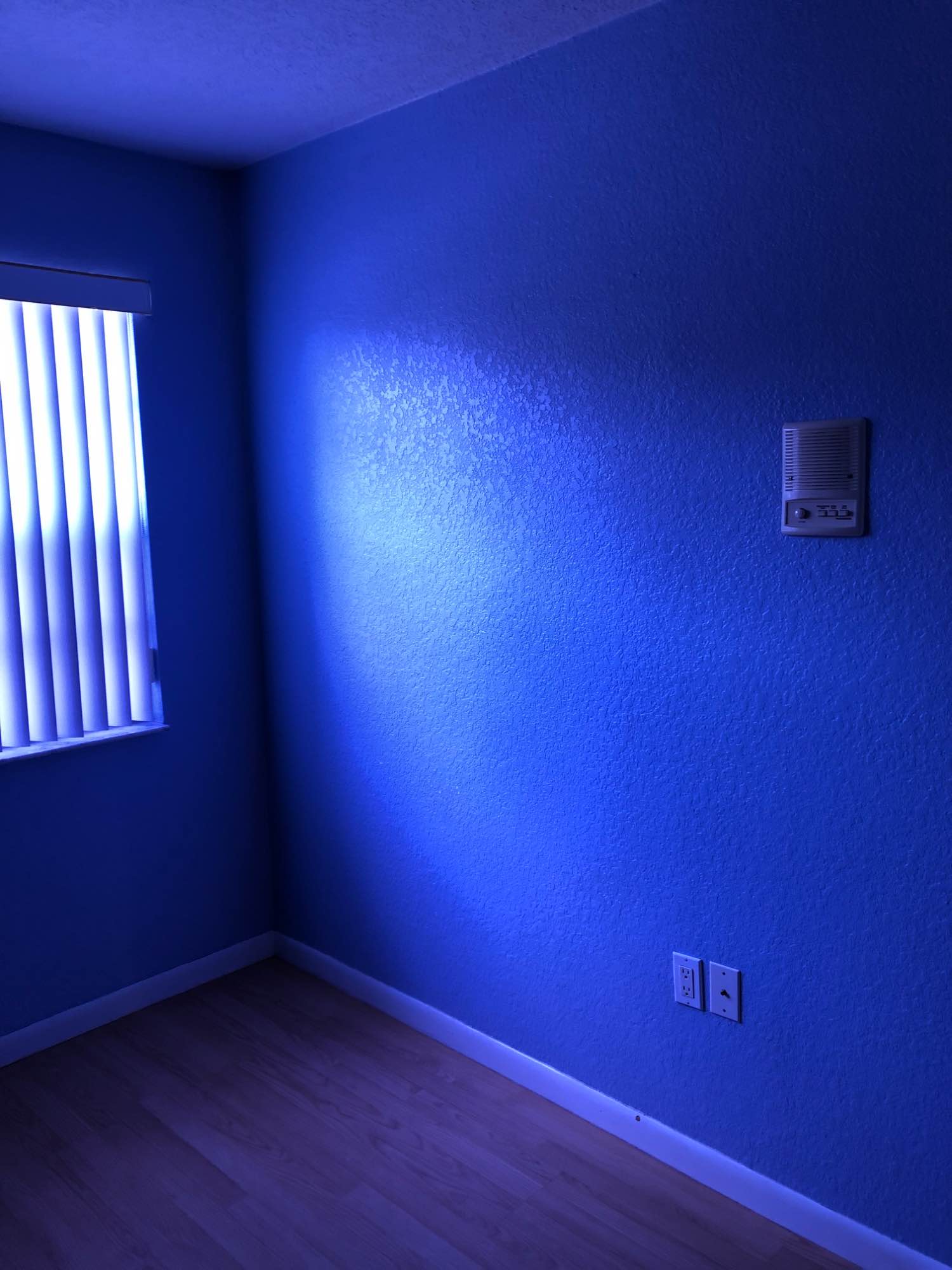 Super clean environment , Very quiet neighborhood shopping mall and restaurant less than 1 mile radius. Weekly rates, qualify available Female preferred. Seriously inquires only 
Thank you