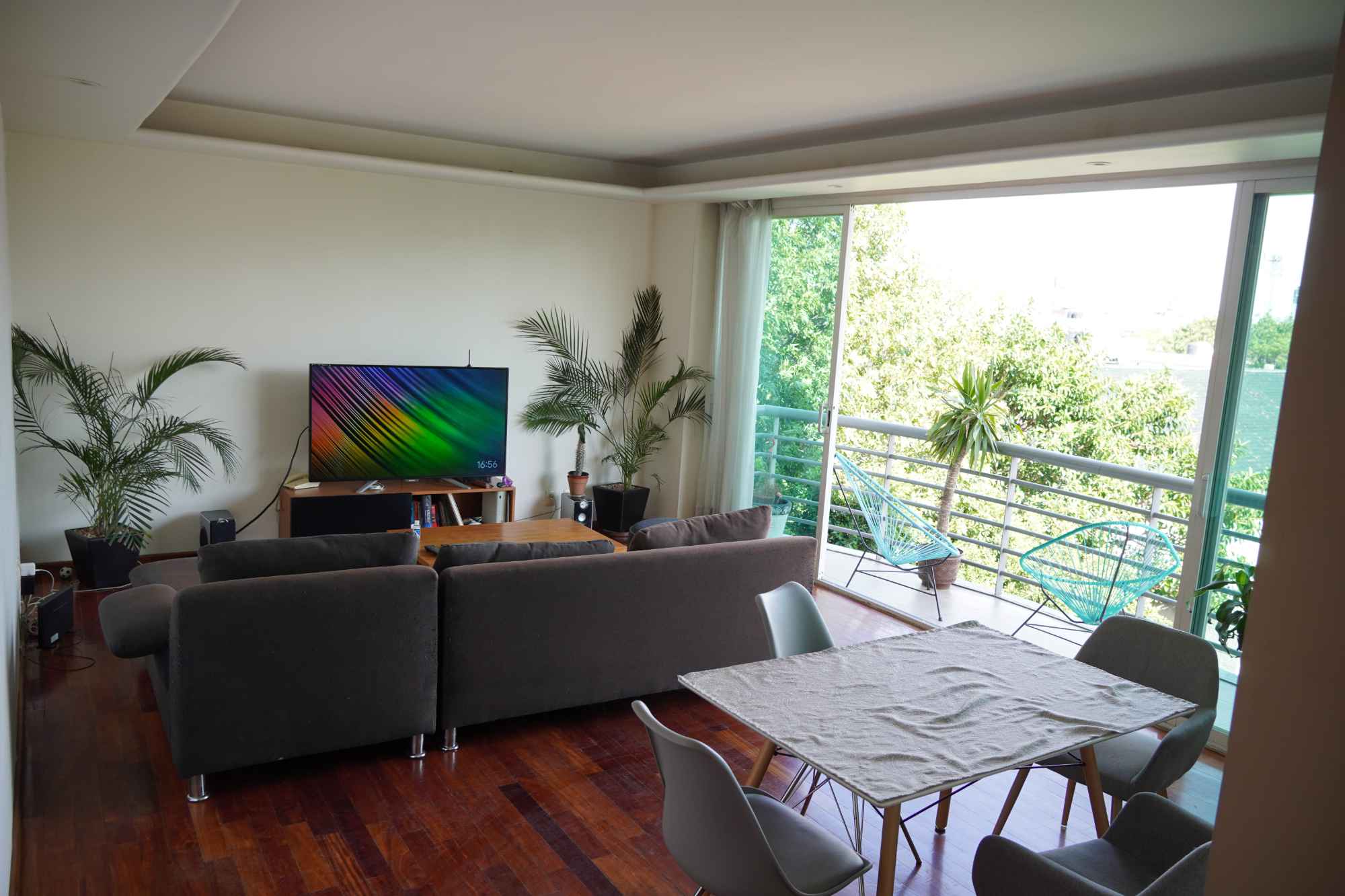 Life here has a great rhythm! Mornings are calm, with most residents heading out, making it perfect for a peaceful coffee or a quiet start. Afternoons are sunny and relaxed, ideal if you work from home or want to unwind in natural light. In the evening, there’s a friendly vibe as people return, sometimes catching up in shared spaces or heading out to nearby cafe and restaurants.