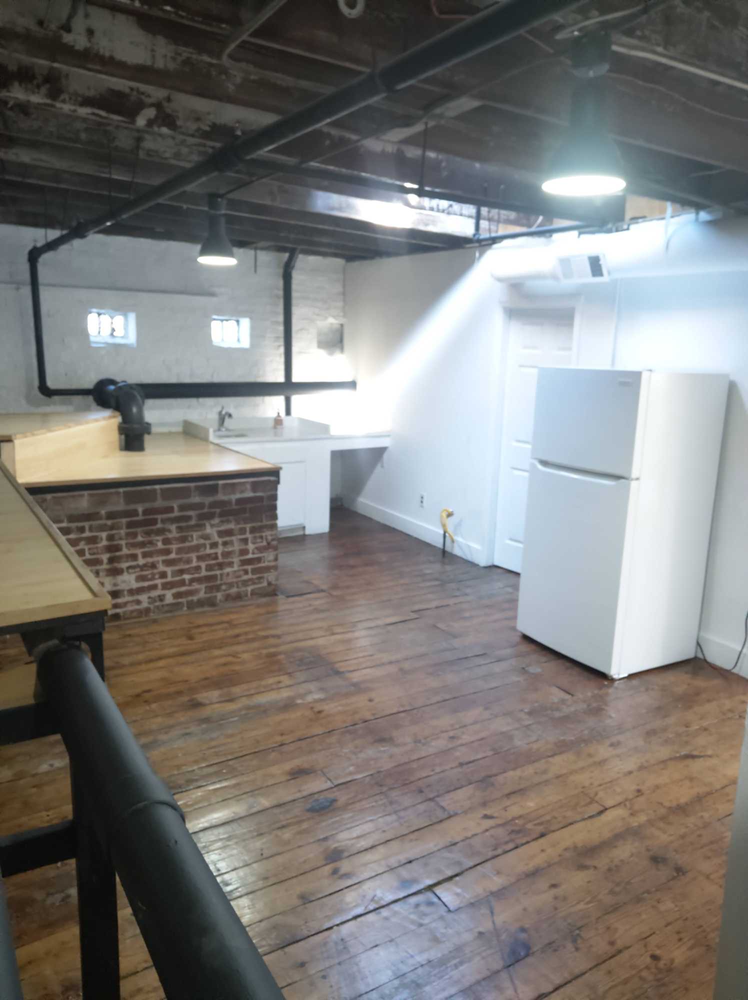 1br 1ba basement type room available in my split level 2br 2ba Loft on the Beltline @ Krog Street Market.
No deposit, no credit check.
Open to someone needing a month-to-month, 6 month, or 1 year
July 1st or after move in.
Large living room and kitchen, rooftop access in unit, literally attached to the beltline by Ladybird.
Swimming pool and gym.
Looking for a laid back, non-pretentious roomie, guy or girl, who is lgbtq+ friendly