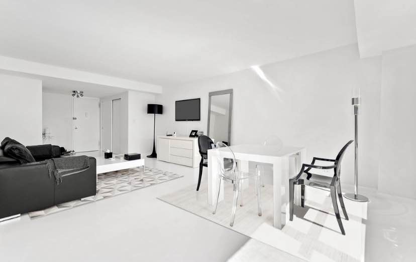 Open sklyline views lover!
The Sitruk Hania Team welcomes you to Residence 15H at 166 East 61th Street, located in the most coveted part of The Upper East Side.
One of a kind renovated and turn-key alcove-studio.
Start your day in an apartment full of sunlight thanks to this perfect Eastern exposure. At night, contemplate the stunning skyline views over The Queensboro Bridge which offers its best light show.