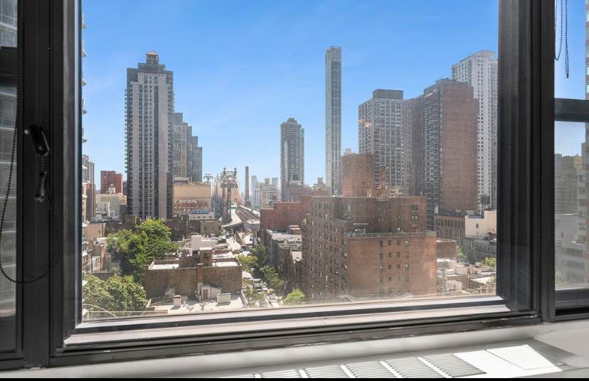 Open sklyline views lover!
The Sitruk Hania Team welcomes you to Residence 15H at 166 East 61th Street, located in the most coveted part of The Upper East Side.
One of a kind renovated and turn-key alcove-studio.
Start your day in an apartment full of sunlight thanks to this perfect Eastern exposure. At night, contemplate the stunning skyline views over The Queensboro Bridge which offers its best light show.