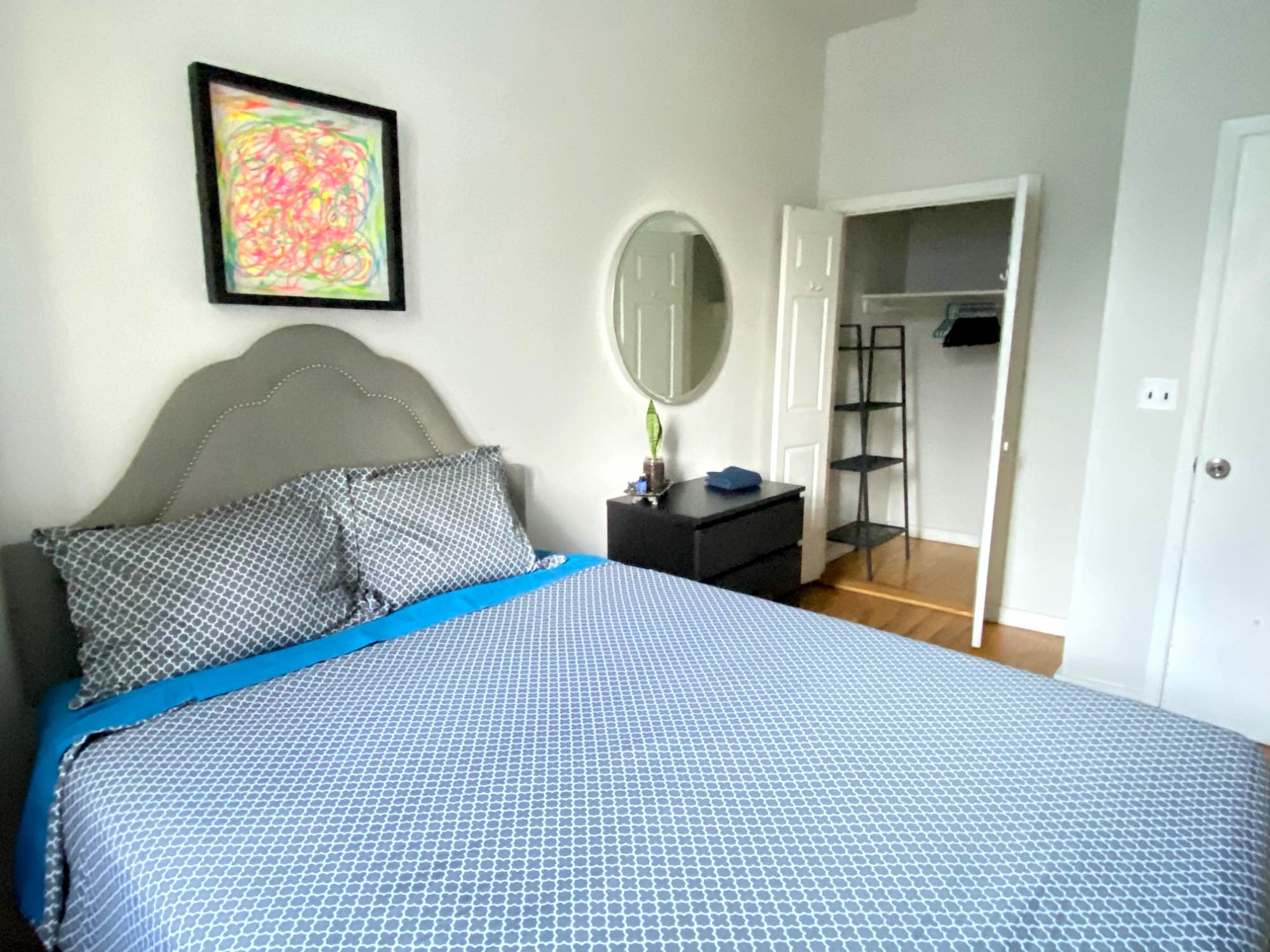 CENTRALLY LOCATED FURNISHED ROOM FOR RENT
$2035/month - utilities (gas/electric) and Wi-Fi NOT included.

Centrally located in a real 2BR apt on 29th Street and 8th Avenue,
it is steps to FIT, Macy's, Madison Square Garden, Hudson Yards, Target,
Whole Foods, The Highline, NYSC, Penn Station, the ACE, 123,
and the BDFV and NRQW Trains.

Furnished Room features
- Queen Sized Bed
- Dresser
- Walk-In Closet
- Hardwood Floors
- Ceiling Fan, AC and Heater

The apartment is located one flight up on the 2nd floor of a walk-up building.
We would share a large living room, updated bathroom and full sized kitchen.

Looking for someone laid-back, mature/responsible with a full-time job which keeps you busy during normal work hours. You'd be sharing the apartment with a fun 420-friendly male media professional in his 30s originally from Northern California.

Available starting Oct 1st, 2025 for flexible term (at least 6 months preferred)
Not interested in living with more than one person - no pets.

First month's rent + 1 month's security deposit to move-in
Email via Craigslist some information about yourself/your work schedule/interests to set up a time to meet and check out the space.

Happy Hunting and Stay Safe!