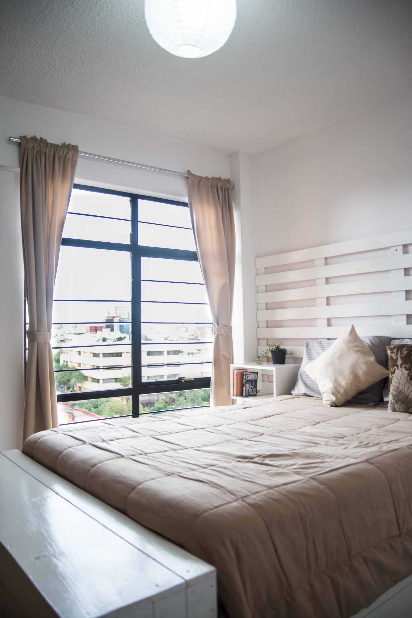 La habitación está totalmente amueblada tiene un closet amplio, escritorio y cama matrimonial, cuenta con todo lo necesario para tu comodidad como ropa de cama y almohadas. 

Por su parte el departamento está equipado a tu disposición. Hay una sala de estar con TV inteligente, un comedor, tenemos 2 baños y una cocina con todo lo que requiere como microondas, tetera, vajilla, sartenes y demás. Se comparte con 3 personas el departamento, el ambiente es de orden, respeto y amabilidad.

Por el precio de la renta se incluye limpieza semanal en áreas comunes y servicios como: agua, gas, luz e internet. No debes preocuparte por nada de eso, incluso están incluidos insumos del día a día como agua para beber, papel higiénico, servilletas, artículos de limpieza y limpieza semanal del departamento. 

Hay un par lavanderías cerca del departamento con precios muy accesibles y buen servicio.

¡Si te interesa, escríbeme!