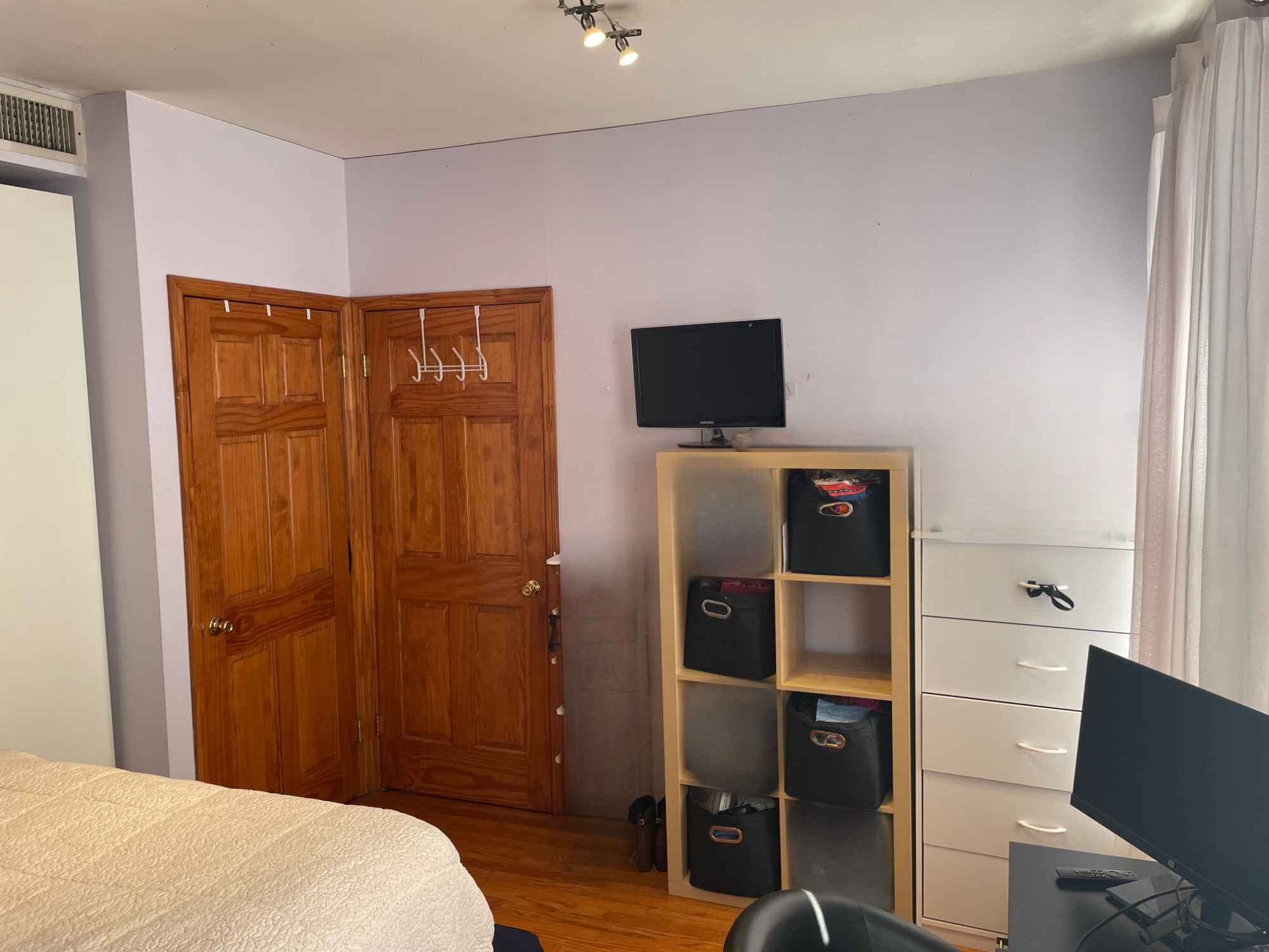 Bedroom + Office + private bathroom in a 4 bedroom, 2 bathroom apt.
move in Dec 15th
Month to Month
utilities not included (usually comes out to $200 month)
room fits full or queen size bed
room with an actual closet and exposed brick detail
$2200 security deposit
full kitchen and living room
central air conditioning and heat
washer and dryer in apt!
3rd floor walk up