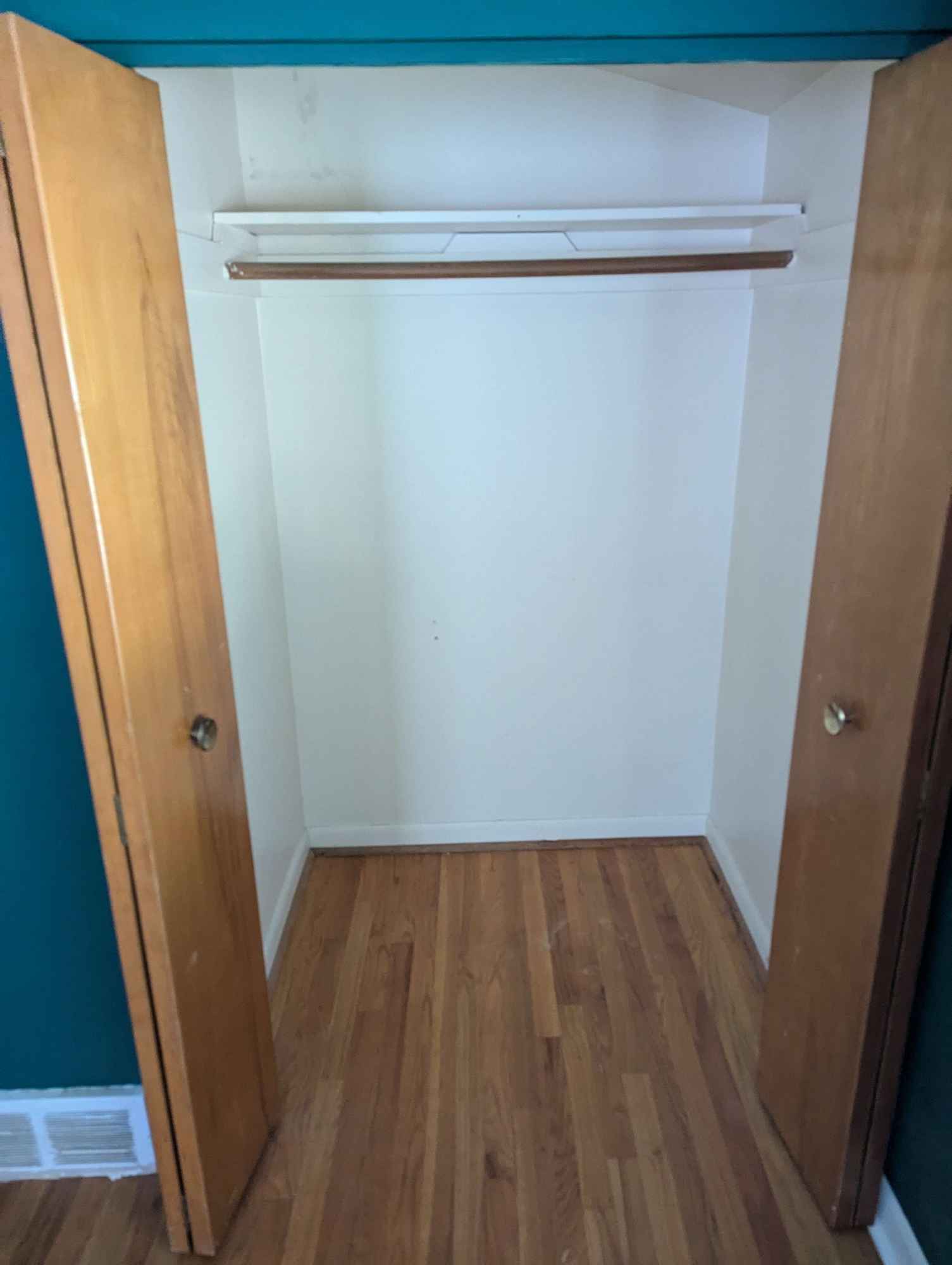 Hey there!
We’re looking for a respectful, chill, and clean person to move into a room in our house. If you’re someone who enjoys a peaceful home vibe, keeps shared spaces tidy, and is easy to get along with – we’d love to hear from you!
About Us:
We’re 2 working professionals/students in our 30s.
Clean, laid-back, respectful of space and schedules.
Not a party house – think wine and movies over loud nights.
What We’re Looking For:
Someone who’s neat, responsible, and chill.
Pays rent on time, keeps common areas clean.
Friendly and communicative, but also values quiet time.
No drama, no heavy partying.
If this sounds like a good fit, shoot us a message with a bit about yourself, your schedule, and what you're looking for in a living situation. Looking forward to meeting you!