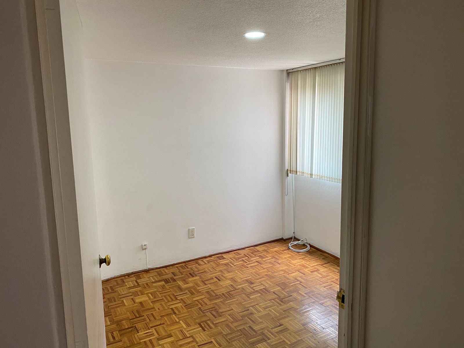 Estará libre desde el 1ero de agosto del 2025. El depa es grande y está ubicado en la Calle Augusto Rodin de la Colonia Nápoles, a pocas calles del Metrobus Colonia del Valle. Tiene Todo cerca: Oxxo, Ecobici, Metro San Antonio, Walmart Express, bancos, etc. La habitación tiene clóset. El depa tiene todo: internet, agua caliente, cuarto de lavado, jaula en el exterior para tender ropa, lavadora, refri, microondas. El baño es compartido con una persona. En el depa vivirían 2 personas más, una en cada una de las otras dos habitaciones. Los servicios son compartidos y adicionales. La habitación no está amoblada, se entrega vacía y limpia. La Renta mensual es de: 6,000 pesos. Para entrar se pide primer mes adelantado y un mes de depósito. Si te anima verlo me avisas para coordinar una visita