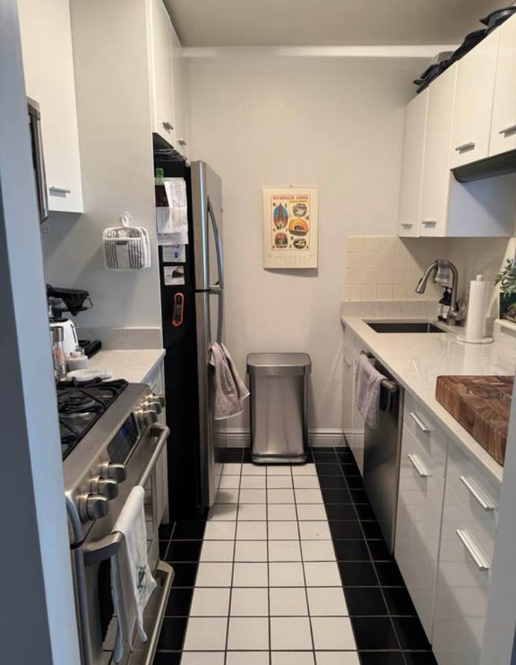 Beautiful one bedroom at the Boulevard, a full service condop on the UWS. Fully equipped kitchen with stainless steel appliances, new stone counters and sink, hardwood floors, through the wall a/c and heat, oversized windows and a huge master bedroom. Great closet space which have been custom designed and one walk in.
The Boulevard is a Luxury Condop located on 86th and Broadway, with easy access to transportation to both the West and East side. Building amenities: An amazing State-of-the-Art Fitness Center with a 75' lap pool, professionally instructed yoga & pilate classes, squash, racquet & basketball courts, men and women's steam rooms & saunas and separate boxing 3 sundecks, rooftop solarium with WiFi, duplex party room and onsite parking garage. Laundry is available on every floor.
Pets allowed case by case