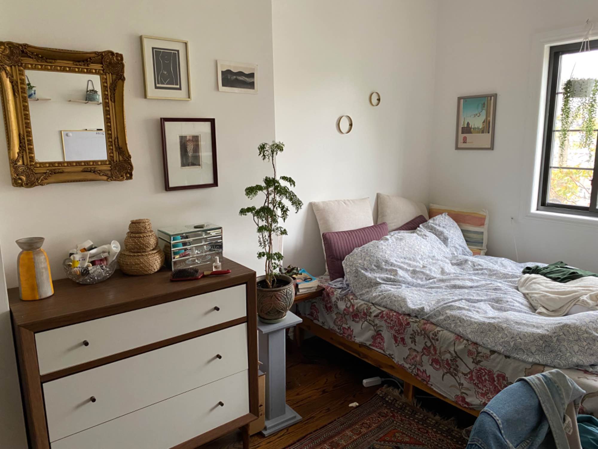 Hi! We’ve got a spacious BK room for rent Nov 1st - June 1st. Sun- filled room easily fits a queen, dresser, desk. My roommate and I are both mid/ late 20s women working outside of the house a lot ( PR & MOMA). We’re both pretty laid back, clean, and enjoy cooking, watching movies, the usual etc.