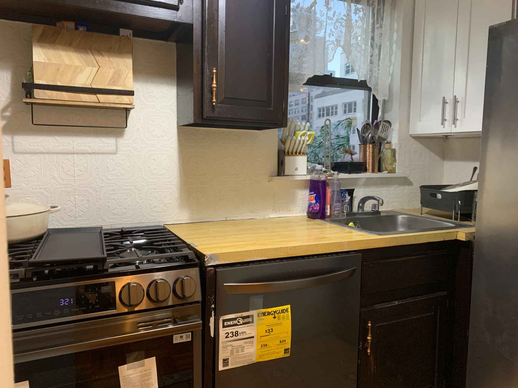 Private room in a large apartment with fireplace, roof deck, kitchen with all new appliances, and one very friendly, cuddly dog. Room gets a lot of light and opens onto the deck. Room has a large closet, small flexible standing (or sitting) desk with chair, air conditioner, and 