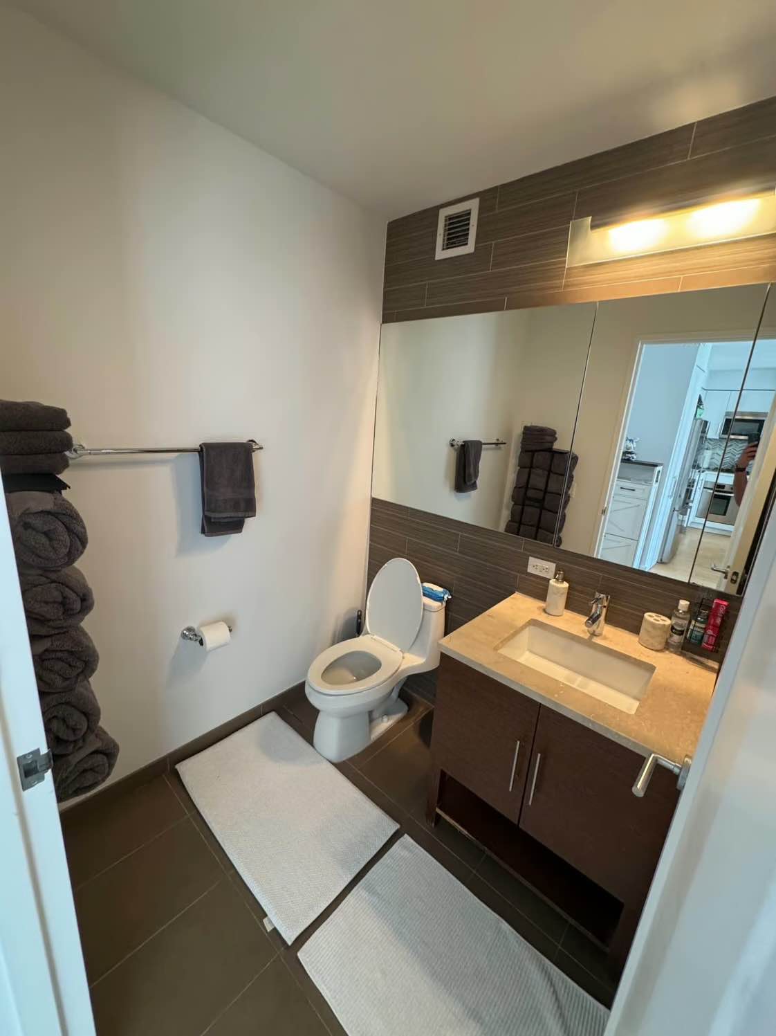 Spacious and well-maintained 1BR apartment available now. Great location and amenities. For more details or to schedule a viewing, please contact Habulgord@gmail.com.
