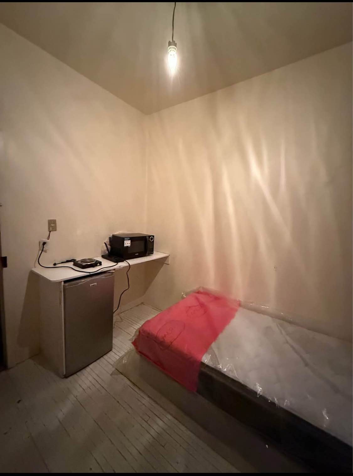 📣🔊Se renta a person@ solvente, limpi@,ordenad@ y buena onda‼
📍Colonia Juárez, en Cruce de Insurgentes y Reforma, a 5 min caminando de Roma Norte y Reforma 222. 🌆CDMX
🏘 Edificio con 4 habitaciones y 1 baño.
🚟3 lineas diferentes de MB caminando, Metro Cuauhtémoc e Insurgentes
🗺Un sumesa, parque, ecobici y hasta museos en frente. Mercado y centros comerciales caminando!!
💲 Habitación 1- $4,500 pesos mensuales. Habitación amueblada
💵 1 mes de depósito
⏳Disponible para uso inmediato
💎Incluye pago de Mto., luz y agua.
🪣El gas y la limpieza se paga por aparte
🔊El edificio tiene cámaras de seguridad, una persona de mantenimiento y servicio de basura.
🚗NO hay estacionamiento, solo pensiónes a 1/2 cuadra