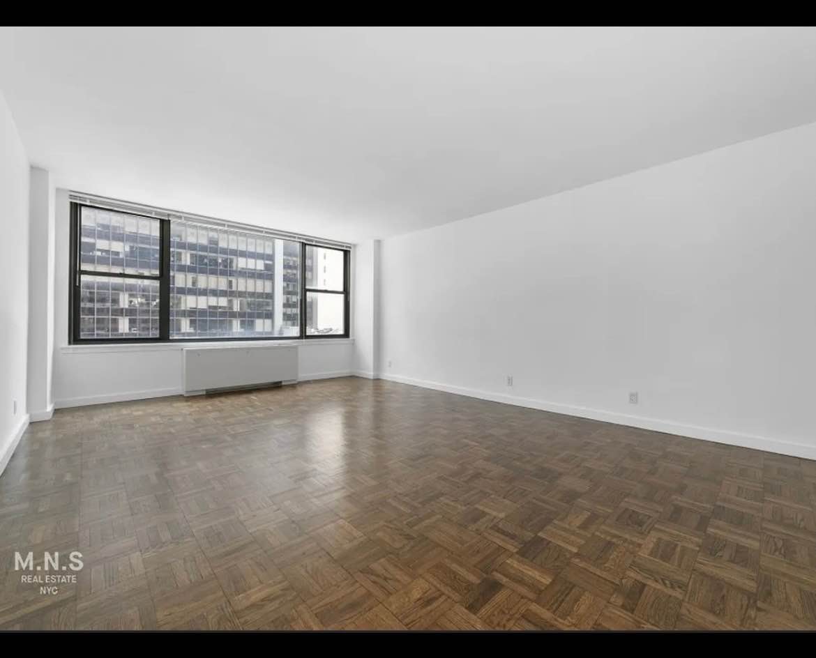 **Roommate Needed Immediately: One-Year Lease Starting November 1st!** SUTTON PLACEΒ Β - 58th Street & Third Avenue
Lease Take Over with two female tenants!
**Details:**
-Rent: $2740/month (+ approx. $30 utilities & wifi) π
-VERY SPACIOUS ROOM: 21.2' x 12.7' (268 sq. ft.) - Master Bedroom, unfurnished with HUGE walk-in closet, great light!
-24/7 DOORMAN BUILDING (elevator & fifth floor) ππ
-In-unit WASHER & DRYER laundry roomπ§Όπ§Ί
-3 bedroom apartment - my roommate and I are not frequently there, so often times, the third person has the whole place to themselves β¨π«
-Kitchen fully equipped! ALL stainless steel appliances! βοΈπ©βπ³
-Fully furnished living area! Desk included!!π
-2 FULL bathrooms ππΏ π«§
SPACIOUS! Very big room and overall very spacious apartment unit, with the perks of 24/7 doormen, elevators, IN-UNIT washer & dryer laundry room!
Looking to finalize! Message me with your details and availability for a viewing! Thanks π π