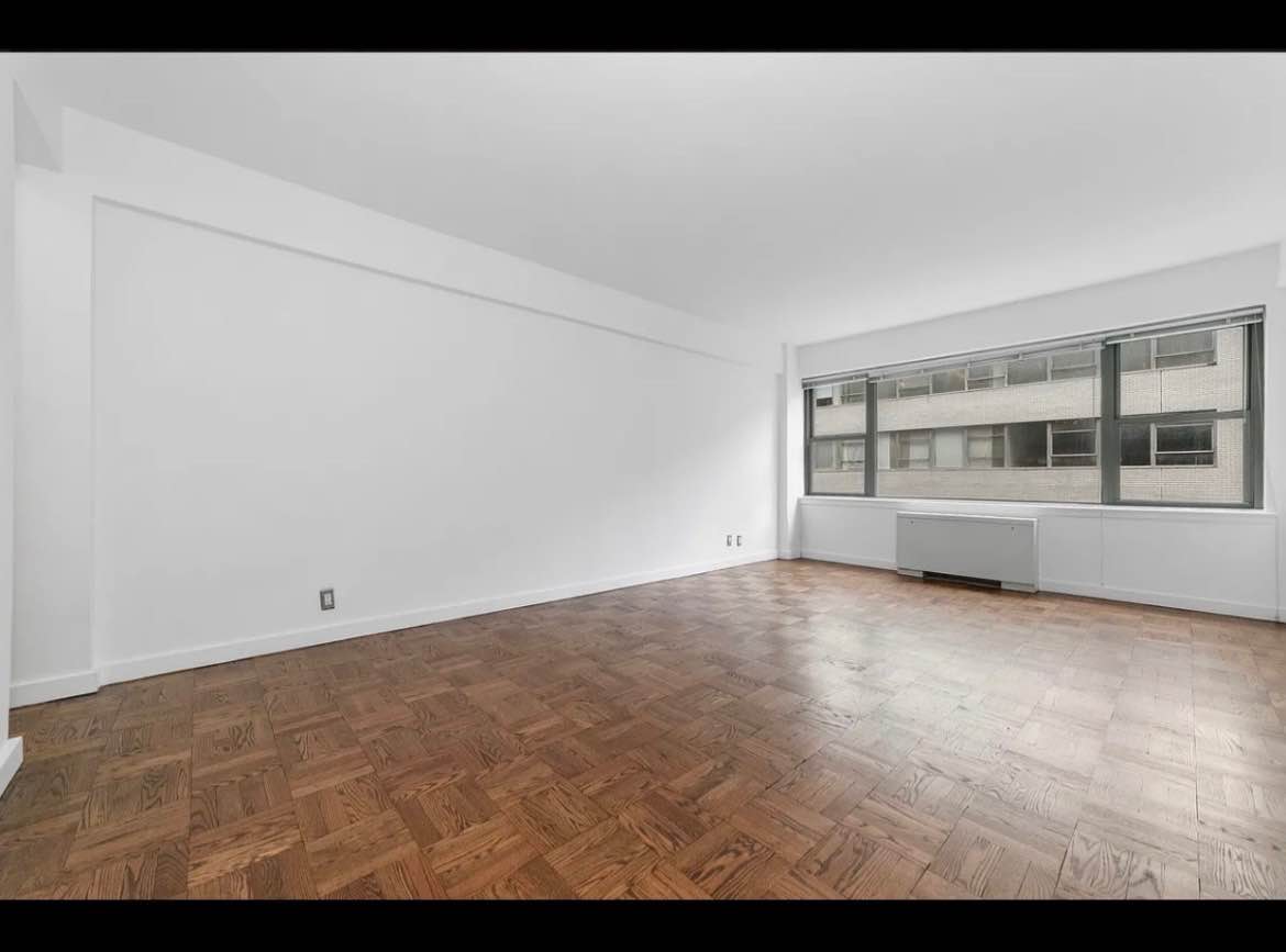 **Roommate Needed Immediately: One-Year Lease Starting November 1st!** SUTTON PLACEΒ Β - 58th Street & Third Avenue
Lease Take Over with two female tenants!
**Details:**
-Rent: $2740/month (+ approx. $30 utilities & wifi) π
-VERY SPACIOUS ROOM: 21.2' x 12.7' (268 sq. ft.) - Master Bedroom, unfurnished with HUGE walk-in closet, great light!
-24/7 DOORMAN BUILDING (elevator & fifth floor) ππ
-In-unit WASHER & DRYER laundry roomπ§Όπ§Ί
-3 bedroom apartment - my roommate and I are not frequently there, so often times, the third person has the whole place to themselves β¨π«
-Kitchen fully equipped! ALL stainless steel appliances! βοΈπ©βπ³
-Fully furnished living area! Desk included!!π
-2 FULL bathrooms ππΏ π«§
SPACIOUS! Very big room and overall very spacious apartment unit, with the perks of 24/7 doormen, elevators, IN-UNIT washer & dryer laundry room!
Looking to finalize! Message me with your details and availability for a viewing! Thanks π π