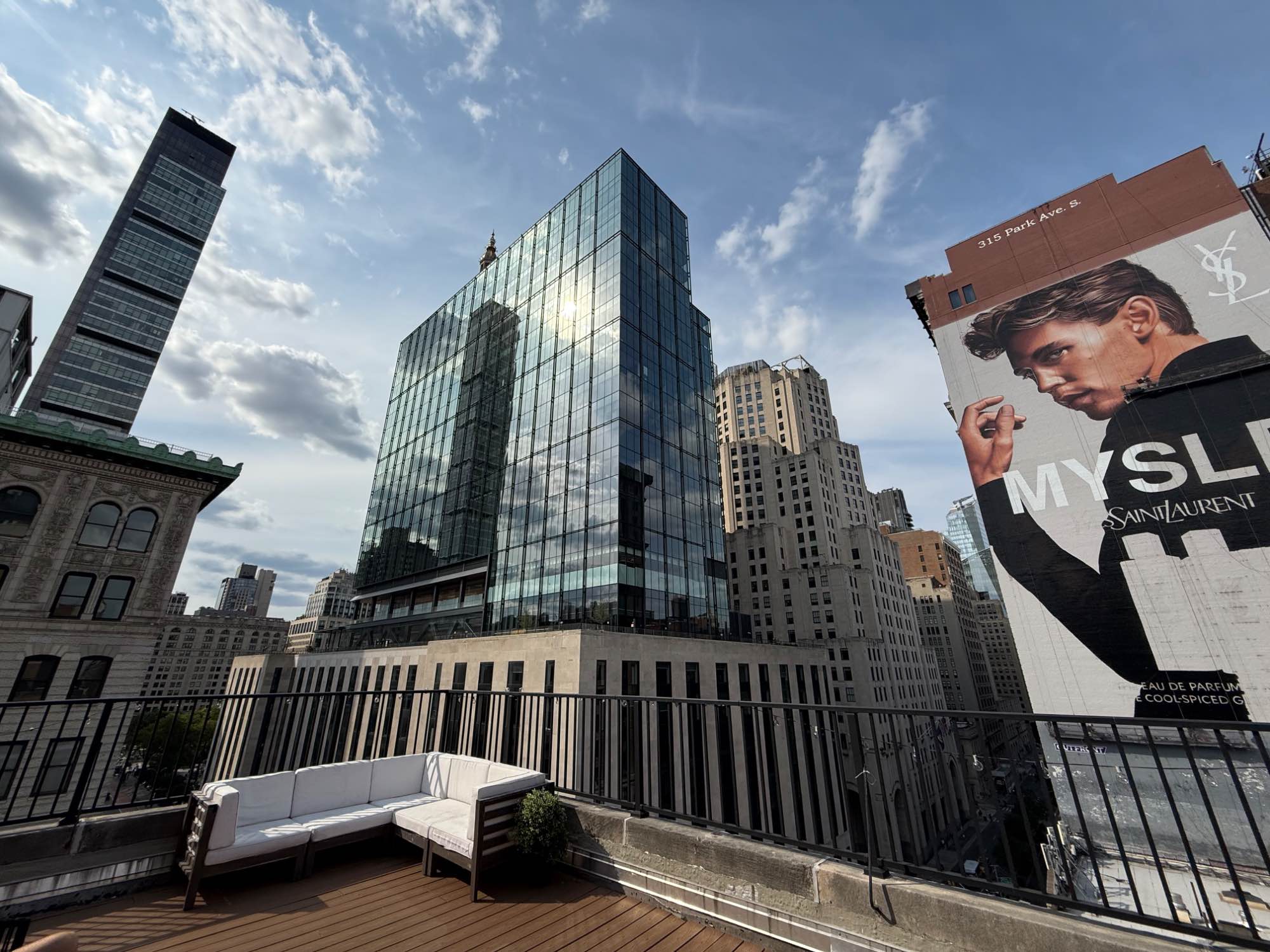 Spacious, light-filled room available in a modern Gramercy Park 3BR with doorman, elevator, and rooftop access. Share the apartment with two other easygoing late-20s professionals.
The room is ideal for WFH and the apartment includes a full kitchen, comfortable living room, in-building laundry, and a gym.
Located in one of Manhattan’s most desirable neighborhoods, the 6 train is right outside the door — with cafes, restaurants, and parks just steps away.
Perfect for someone looking for convenient, flexible living in NYC without a long-term commitment.