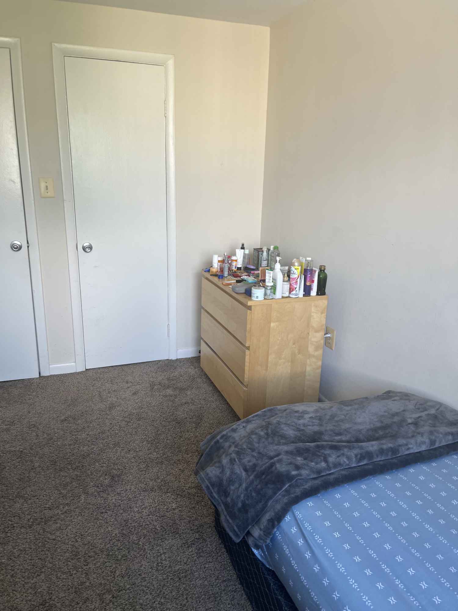 On site shared laundry, gym, lounge, swimming pool. Available free parking for residents
Internet included on rent