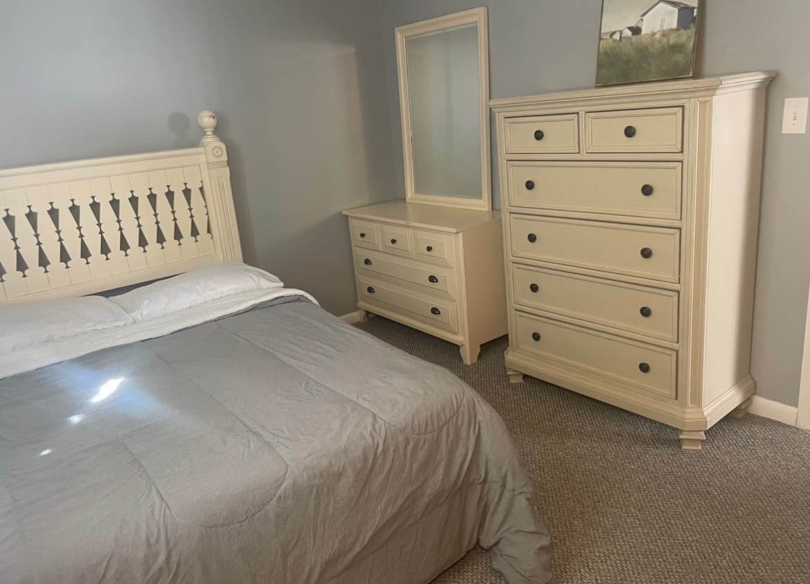 This is a 3 bedroom condo. I have a private furnished room to rent out. This is a shared condo with myself. All utilities included. Parking available on premises. Stackable washer and dryer in unit. Safe quiet neighborhood. No pets no couples. No smoking. 