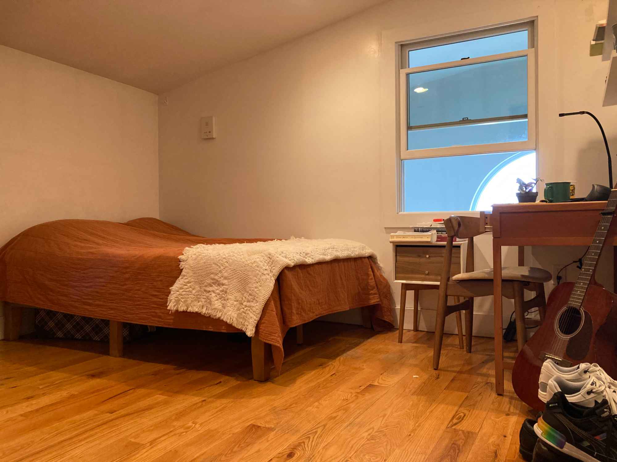 room for rent with Sept 1 move-in date.
3 bedroom duplex with gorgeous balcony in the heart of Bushwick. close to the Morgan L train stop and Myrtle + Broadway, J,M stop.
there's lots of closet space w/great natural light.
shared space with 2 other guys; one, a journalist and content creator; and the other, a teacher and writer.
prefer a male roommate but open to women as well if the fit is right.
there's one bathroom and shared kitchen.
Move-in Fee: $2900- first + last months rent.
