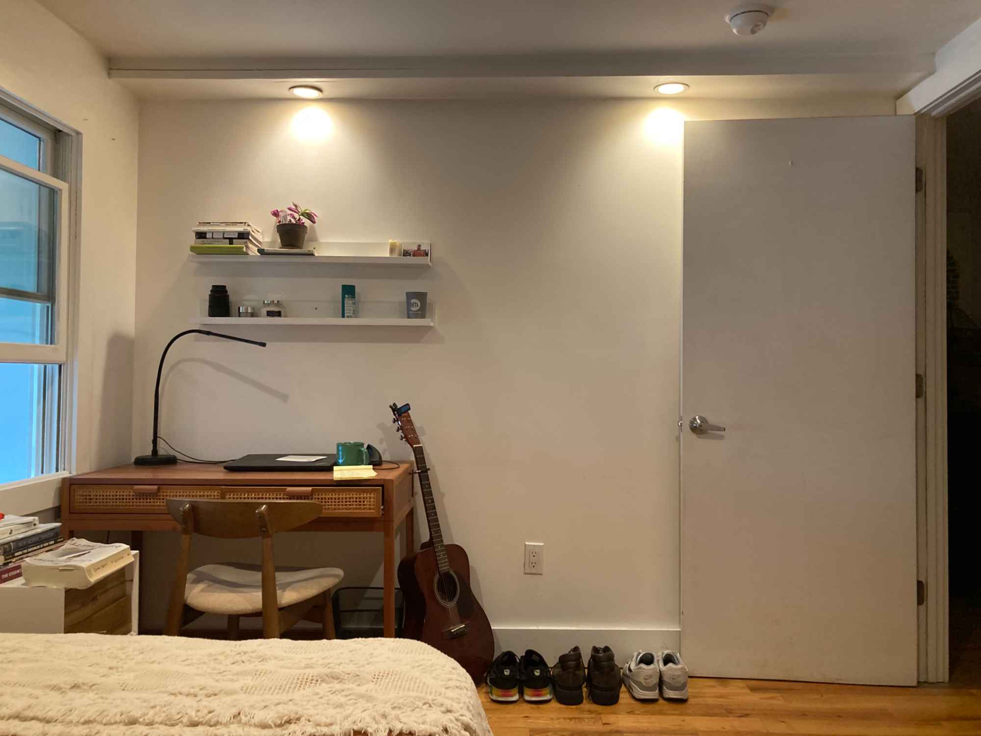 room for rent with Sept 1 move-in date.
3 bedroom duplex with gorgeous balcony in the heart of Bushwick. close to the Morgan L train stop and Myrtle + Broadway, J,M stop.
there's lots of closet space w/great natural light.
shared space with 2 other guys; one, a journalist and content creator; and the other, a teacher and writer.
prefer a male roommate but open to women as well if the fit is right.
there's one bathroom and shared kitchen.
Move-in Fee: $2900- first + last months rent.