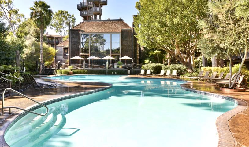 Hi roomies,

A private furnished (unfurnished if you’d prefer) master bedroom+private bathroom, and covered garage non-tandem parking spot in a 2bdr/2bath apartment in a luxury complex in MDR/Venice available month to month, long term preferred but will consider short term. June 1, possibly sooner. Looking for a responsible, financially stable, neat adult.

Includes: utilities (electric, gas, water, internet, cable), amazing building amenities, apartment is fully furnished and stocked with everything you will need. 24/7 building security. +$100 for parking.

The amenities include: fitness center, multiple pools and hot tubs, sauna, tennis courts, library, game room, laundry, waterfront decks, barbecue grills, observation tower, cafe. It's located on the marina and steps from the beach. The apartment features granite countertops, dishwasher, and a gas fireplace. 

This awesome luxury complex is centrally located near shops, restaurants, entertainment venues, recreational areas, and more.

Roommate: A female professional in my 30s, involved in multiple projects ( include: film, tech, design, healthcare, social media). I have many hobbies which would be cool if you wanted to share in them (include: tennis, volleyball, dancing, snowboarding etc.) and always interested in new ones :) The apartment setup allows for absolute privacy and may feel like you rarely see each other, if you need to focus on your own things. I'm pretty easy with what I want from a roommate: be kind and respectful, pay rent on time, keep it clean, be an adult and know how to take care of yourself, and keep quiet hours at night. I hope you find the best place that works for you 🫶🏻