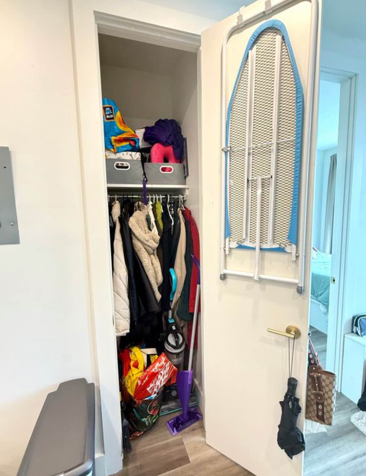 Seeking a compatible roommate to take over my lease in a charming apartment located just blocks away from transportation hubs and various amenities. This bright and spacious unit boasts ample storage, pet-friendly policies, and essential amenities including A/C, heating, and WiFi. The building features convenient perks like an elevator and a live-in superintendent. As a late-20s professional working in tech and publishing, I enjoy movie nights, dining out, city strolls, and creative pursuits. If you're laid-back, tidy, and communicative, let's chat to arrange a viewing!