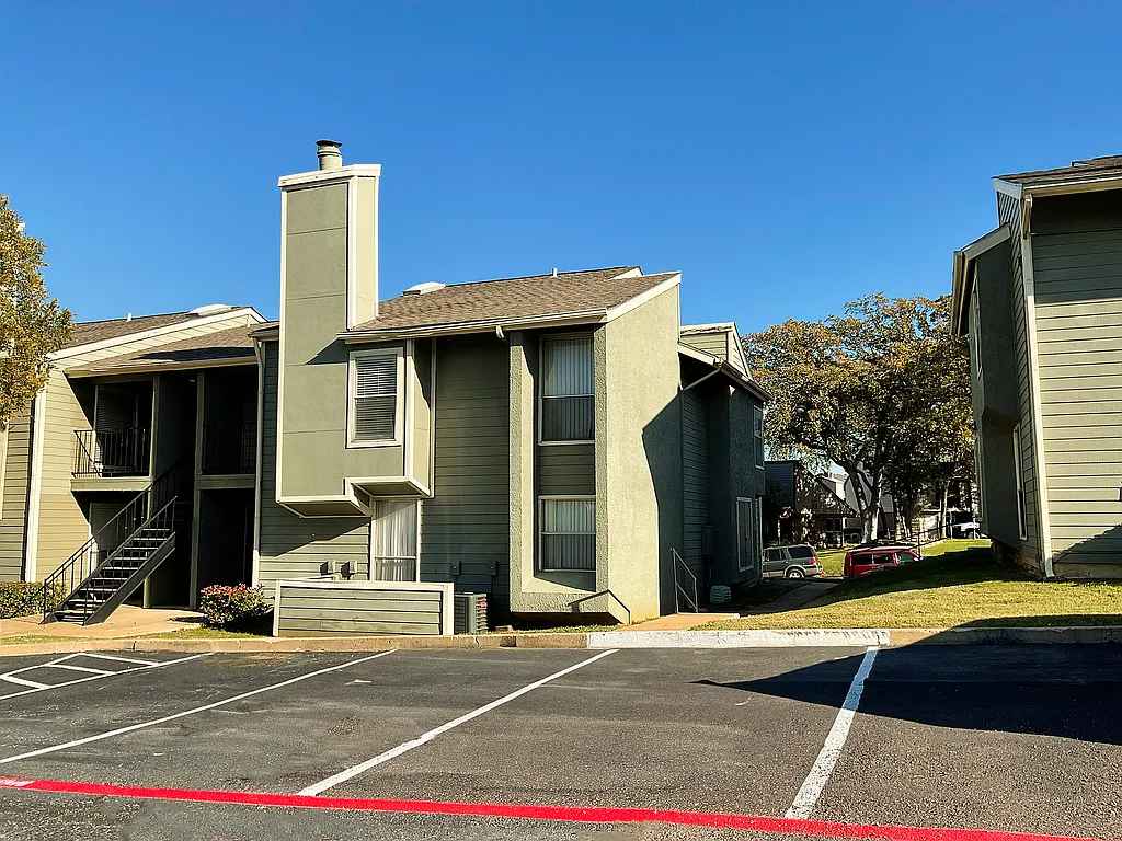 Take the stress out of apartment hunting with Our awesome modern 1 & 2 bedroom apartments, designed to make living here as easy as possible. Shopping and dining are just minutes away. Dallas Cowboy and Texas Ranger Fans are minutes away from Globe Life Field and ATT Stadium . Your new home is waiting for you