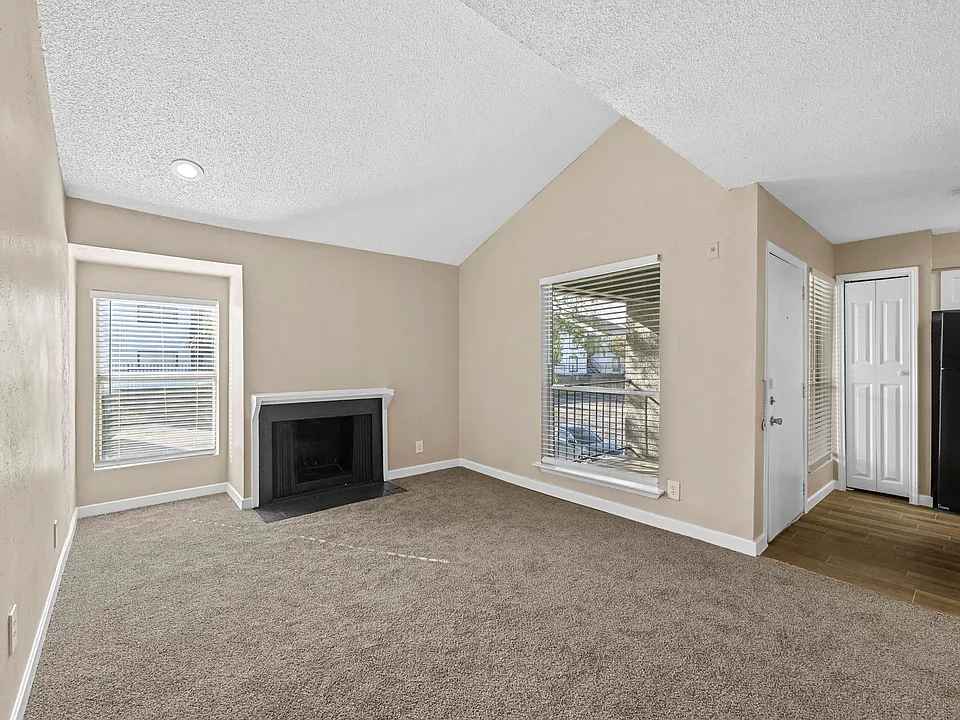 Take the stress out of apartment hunting with Our awesome modern 1 & 2 bedroom apartments, designed to make living here as easy as possible. Shopping and dining are just minutes away. Dallas Cowboy and Texas Ranger Fans are minutes away from Globe Life Field and ATT Stadium . Your new home is waiting for you