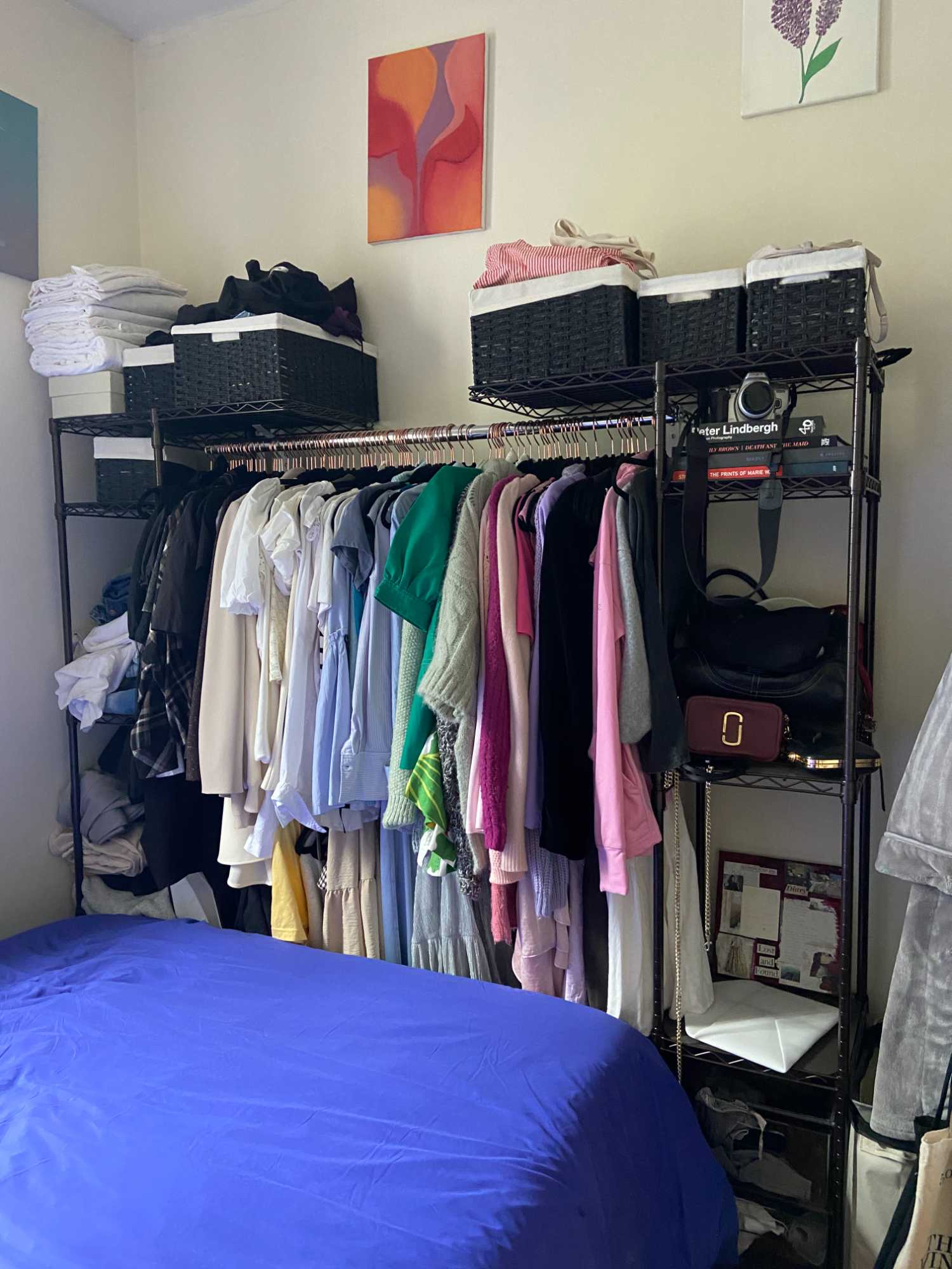 Looking for someone to take over the end of my lease June 1 through September 1 (option to re-sign in September if you're looking for long-term).

Furnished 2 bed, 1 bath in the Chelsea along the Highline. Full-size bed, desk, and wall closet with plenty of storage. Quiet older building. Has been an absolute dream living here the past year. Moving out because I'm heading to grad school in the fall. Some other facts and features to note:

- Wash and fold around the corner from the apartment
- AC Unit
- Full size fridge, microwave, toaster, kettle, and slowcooker
- Underbed storage
- Lots of cafes, restaurants, galleries nearby
- Proximity to West Side Highway (if you like to run its unbeatable location)

Utilities ~$80 and wifi $72 per month.

You'll be living with my amazing roommate Bailey (F25). She works hybrid during the week and in her free time, enjoys going to art museums, movie theaters, and the library.

Looking for someone who is kind, considerate, and prefers to keep a well-cleaned space. Must be LGBTQ+ friendly.