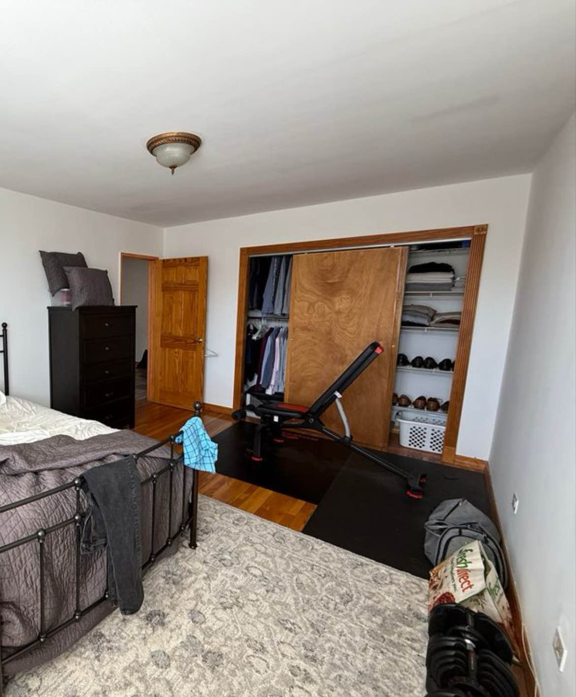 A charming and meticulously maintained one-bedroom apartment. This ideal unit is perfectly suited for a single professional or a couple. For inquiries or to arrange a viewing, please contact Hablegord@gmail.com.