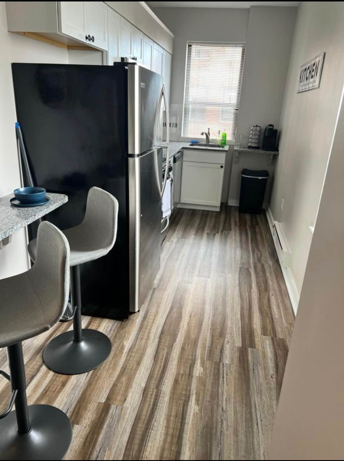 A cozy 1 bed, 1 bath apartment with hardwood floors, lots of natural light, and a modern kitchen. It's the perfect place for a city dweller looking for a comfortable and stylish home