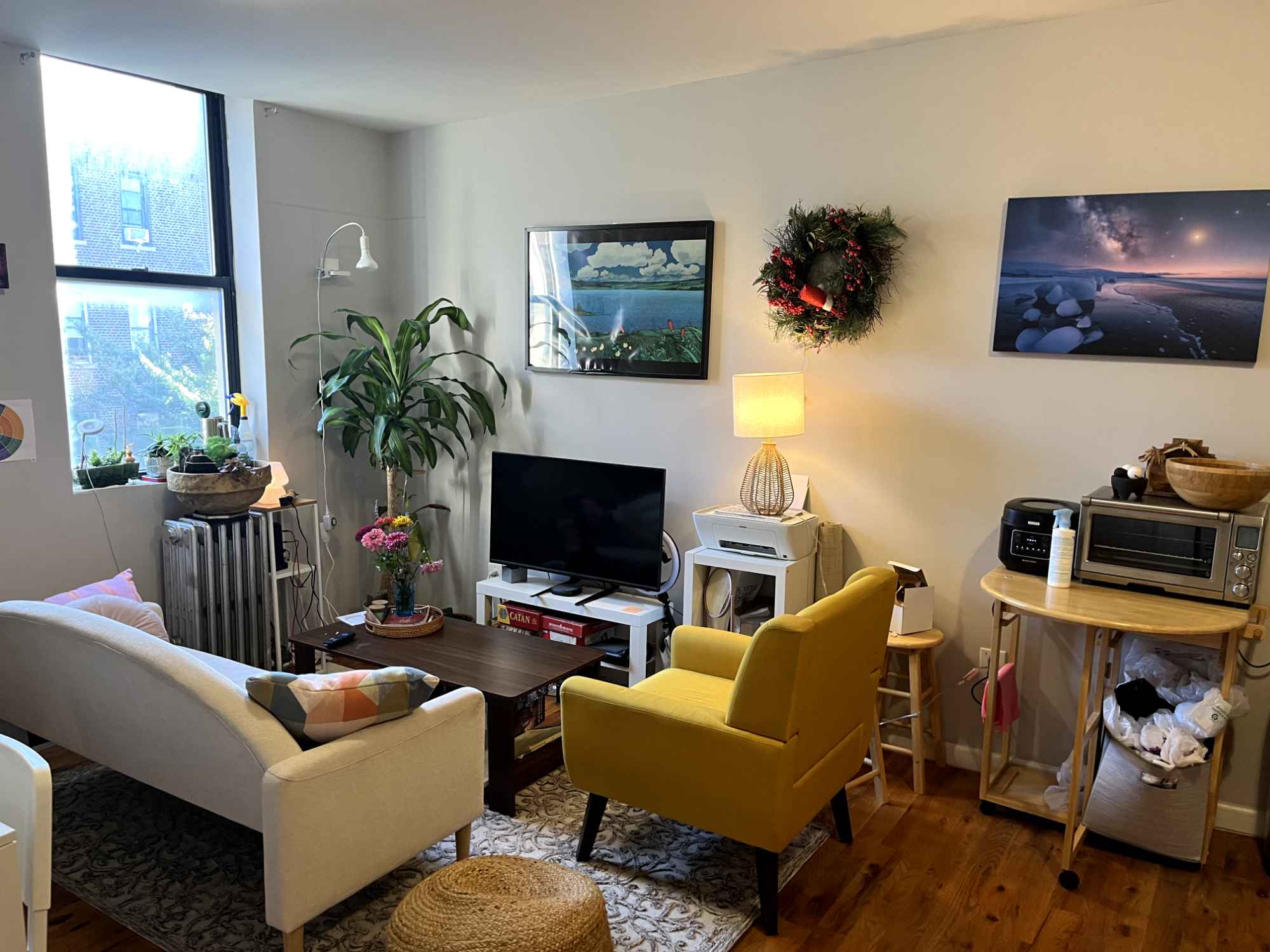 Sunny room available in a 3BR/1.5BA apartment on Wilson Avenue in prime Bushwick. Comes with your own private half-bathroom!
• $1,350/month + utilities
• Move-in: Nov 1
• First month + security deposit
About us: Jatin and I are both young professionals and comedians in our early 30's. We love having a nice, clean apartment. We enjoy having the occasional board game night/roommate hangout.
Apartment + Building Perks:
✔ Beautiful fully furnished living room with plants
✔ Board games, printer access
✔ Rooftop access
✔ Central A/C
Location: 11 min walk to the L train, 12 min to J/M/Z.
Looking for a roommate who is clean to sign a 12 month lease with us.
📩 Message me to set up a viewing!