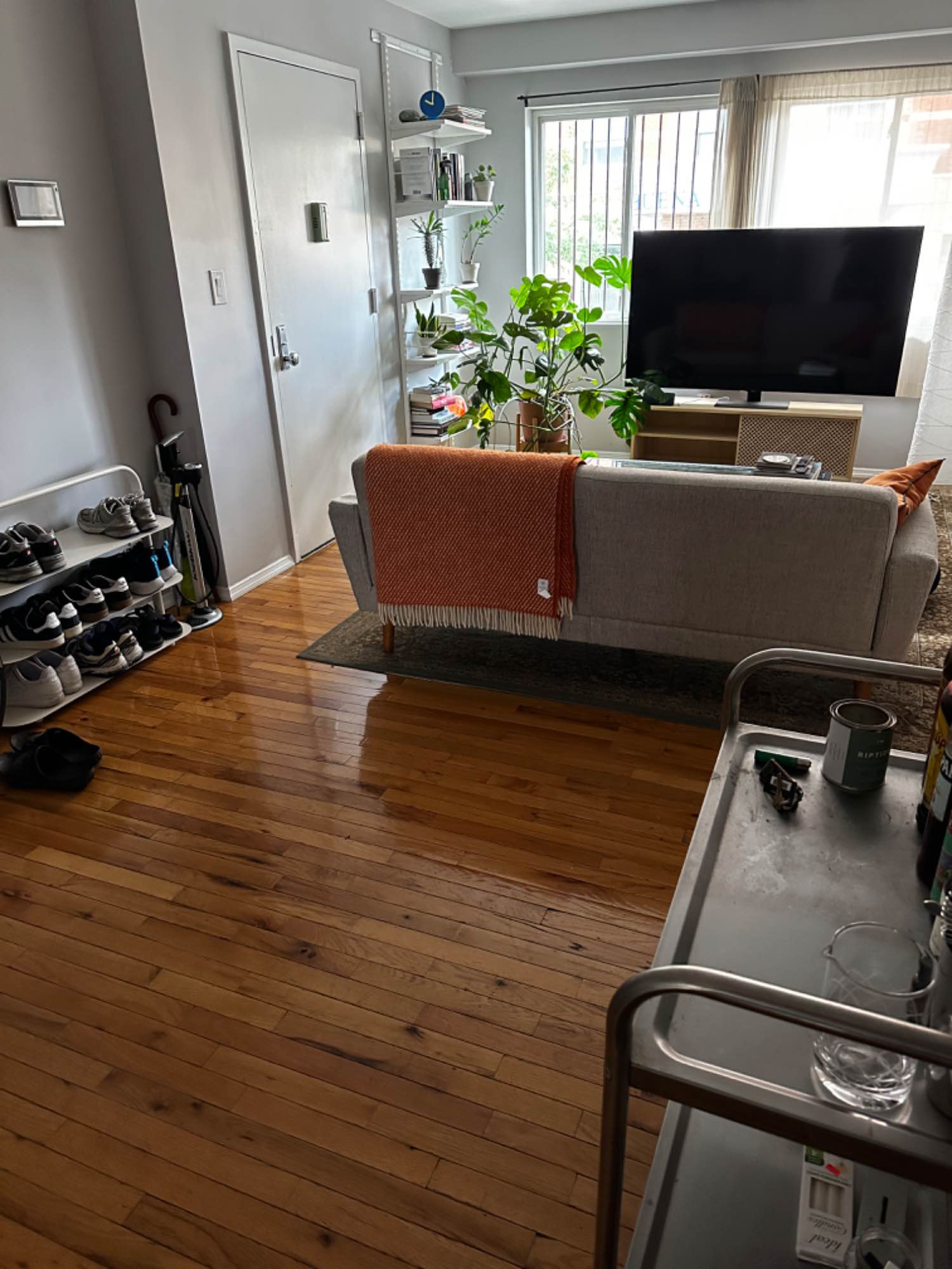 Hi! I’m Lars, 31, originally from outside Portland, Maine. I’ve lived in the Williamsburg/Bushwick area for almost 10 years. I work in executive recruitment and in my free time enjoy cooking, exercising, biking around Brooklyn, and spending time with friends.
My roommate of 2 years is moving back to Germany due to her job, so her room in our 3 bedroom/2 bathroom Bushwick apartment will be available (3rd bedroom has been turned into a home-office which you’re welcome to use). She plans to move out by December 15th, so the move-in date can be around then or January 1st. I’m looking for a long-term roommate for an 11-12 month sublease, depending on your move-in date.
You’ll have the master bedroom with a private bathroom and closet space. Rent is $1350/month, plus split utilities.
I’m very clean and looking for someone who picks up after themselves and respects the space. While I don’t have pets, I love animals and am open to them.
Check out my listing and let me know if you’re interested!