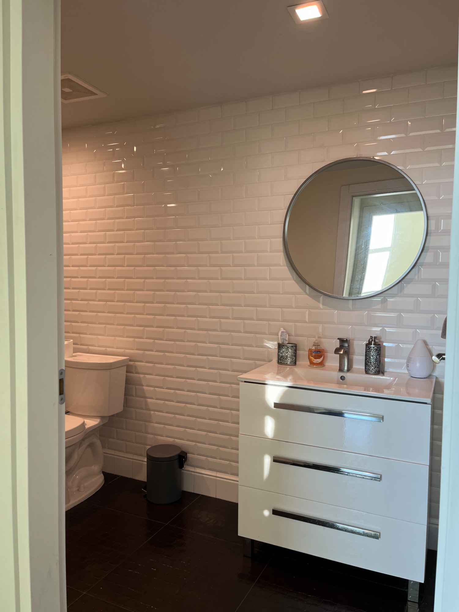 NOTE: THIS IS A ROOM FOR RENT NOT AN ENTIRE UNIT. I am looking for a roommate in my 2/2.

Fully furnished apartment with great amenities (pool, gym, and party space).

The specific room comes with a bed, a dresser with an attached mirror, a closet, and its own restroom. The rented room also comes with its own designated parking space.

All of the fees, utilities are included in the rent. Parking is an additional $125/month. There is no smoking inside the unit. There is a porch. Email me if interested at oqrfl@yahoo.com The unit is available now with a minimum rent duration of 6 months