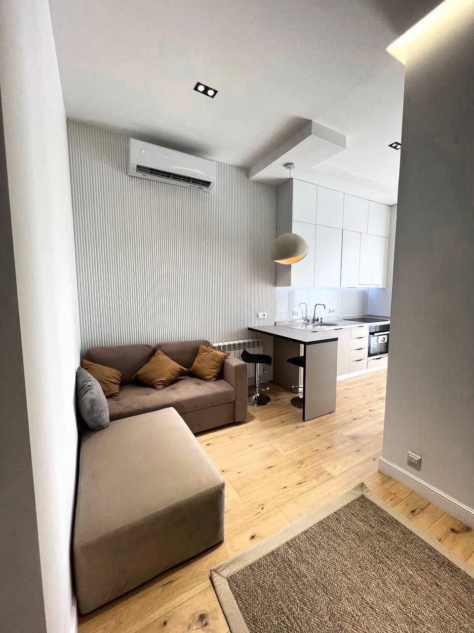 Experience the best of both worlds in this stunning 3 bedroom, 3 bathroom apartment, perfectly blending sleek amenities, abundant natural light, and a vibrant neighborhood filled with endless possibilities - making it the ultimate haven for living life to the fullest