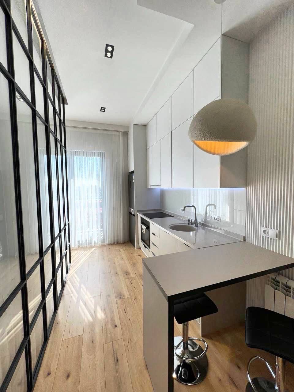 Experience the best of both worlds in this stunning 3 bedroom, 3 bathroom apartment, perfectly blending sleek amenities, abundant natural light, and a vibrant neighborhood filled with endless possibilities - making it the ultimate haven for living life to the fullest