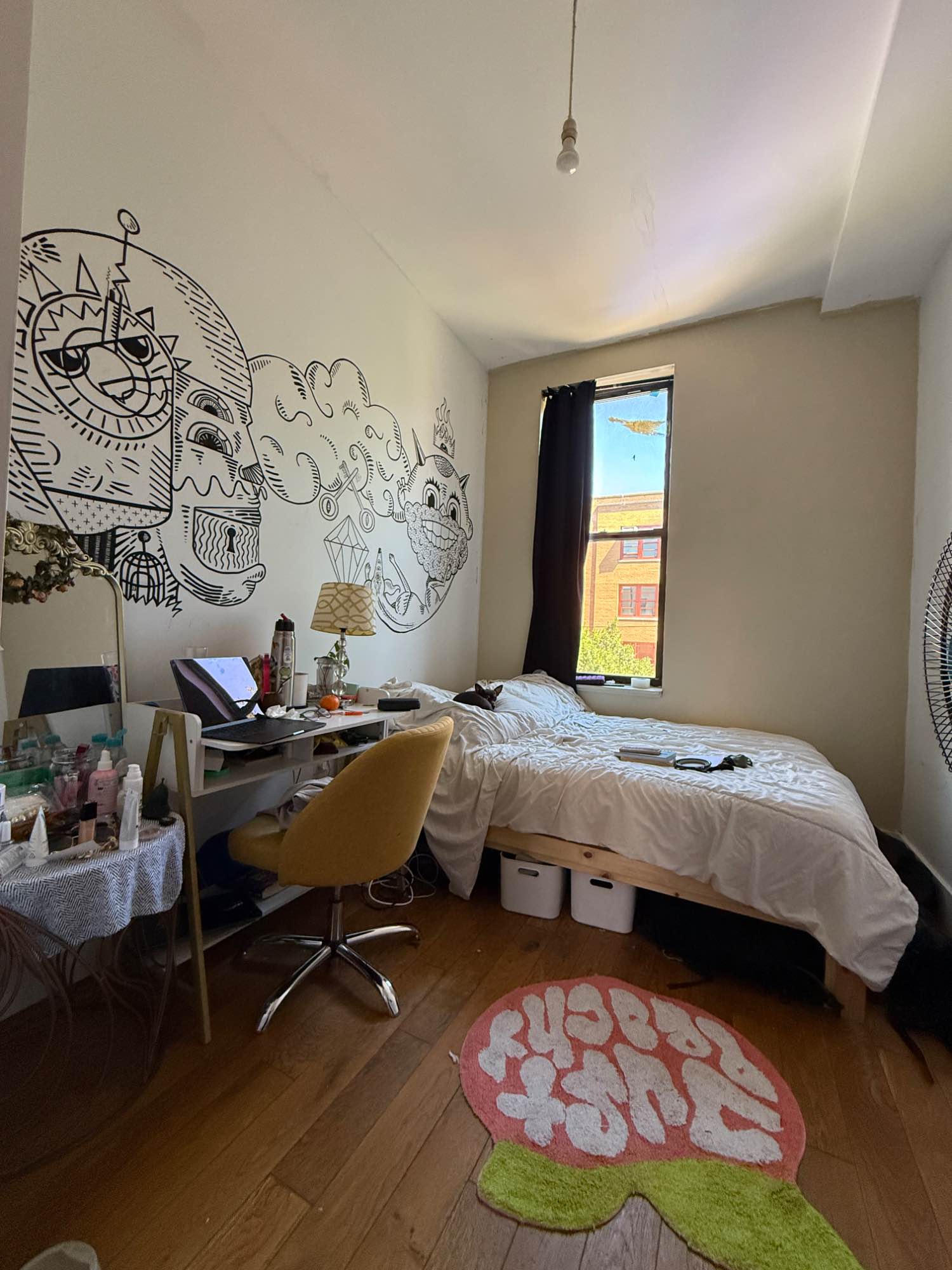 We’re looking for a new roommate to join our 3-bedroom apartment 😊 It’s a chill, creative home shared by girls only (we’re artists and super friendly). The apartment has shared spaces, a full kitchen that’s fully equipped, and one bathroom we all share.
The room available is bright and quiet, with a big window that gets lots of light. We also have the sweetest dog who loves cuddles and brings good vibes to the house 🐶✨
If you’re looking for a cozy, respectful, and creative space to live, this could be a great fit!