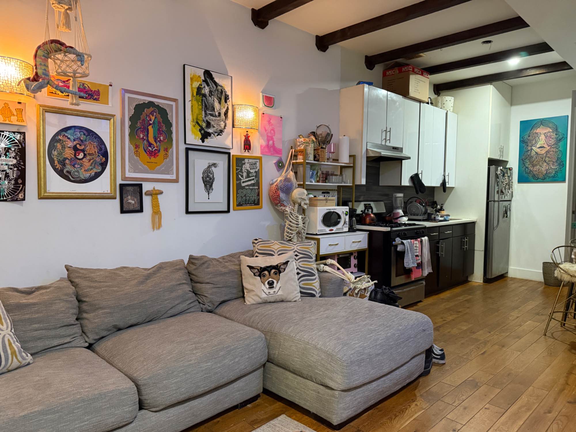 We’re looking for a new roommate to join our 3-bedroom apartment 😊 It’s a chill, creative home shared by girls only (we’re artists and super friendly). The apartment has shared spaces, a full kitchen that’s fully equipped, and one bathroom we all share.
The room available is bright and quiet, with a big window that gets lots of light. We also have the sweetest dog who loves cuddles and brings good vibes to the house 🐶✨
If you’re looking for a cozy, respectful, and creative space to live, this could be a great fit!