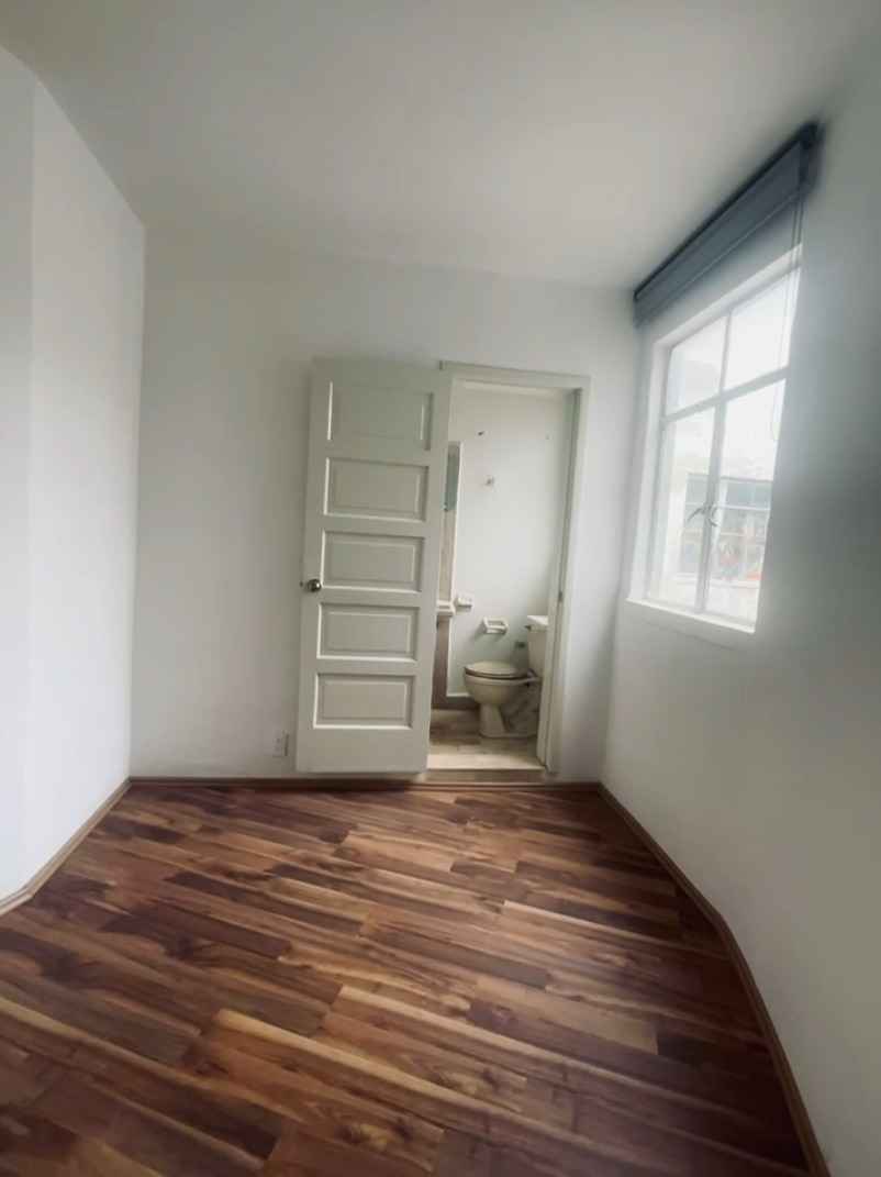 Disfruta un espacio super iluminado, con chimenea y sala amplia ideal para reuniones o home office.
3 recámaras | 2 baños | 133 m²
Balcón con hermosa vista, cuarto de servicio, elevador y mantenimiento incluido.
Pet Friendly — ¡tus mascotas son bienvenidas!
Renta: $30,000 mensuales (mantenimiento incluido).
Excelente ubicación: cerca de parques, cafés y transporte.
Agenda tu visita y enamórate de tu próximo hogar.