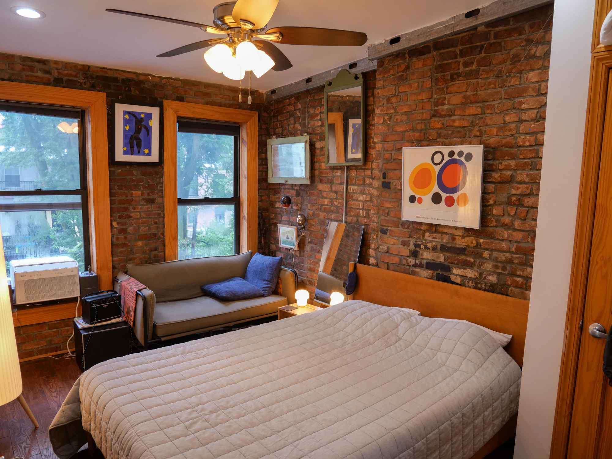 A light-filled, charming room in prime Park Slope, 2 min from the Union St R station. The windows face south, so you get great light all day, and you face a quiet, tree-filled courtyard away from the street. Truly a gorgeous space that brings me a lot of joy.
Other details:
- Private bathroom
- I’ll pay utilities :)
- Laundry in the building
- Timing is flexible on both ends
- Complimentary banging speaker setup with subwoofers
You’ll share a kitchen and common space, which is lit by a huge greenhouse-type skylight that goes directly to our private rooftop. The deck has shelter, lights, and raised garden beds with veggies and herbs, as well as a charcoal barbecue.
My housemate will want to schedule a call with you just to make sure you’ll live well together. He’s a cool, friendly guy and a big community builder who cooks bi-weekly dinner parties. He’s also a great living partner: social but considerate of your space and privacy, super tidy and well-mannered. Fun conversation guaranteed.