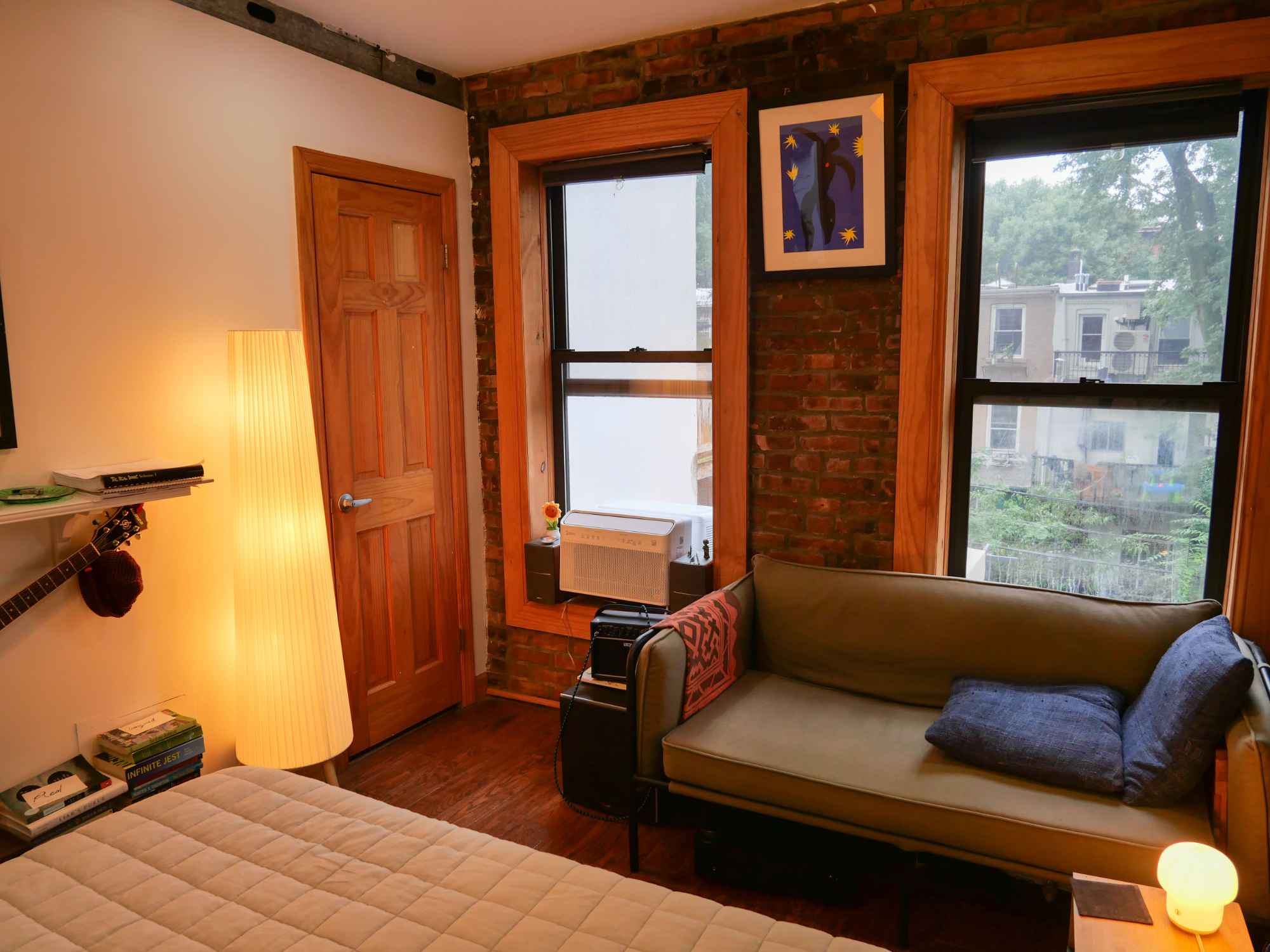 A light-filled, charming room in prime Park Slope, 2 min from the Union St R station. The windows face south, so you get great light all day, and you face a quiet, tree-filled courtyard away from the street. Truly a gorgeous space that brings me a lot of joy.
Other details:
- Private bathroom
- I’ll pay utilities :)
- Laundry in the building
- Timing is flexible on both ends
- Complimentary banging speaker setup with subwoofers
You’ll share a kitchen and common space, which is lit by a huge greenhouse-type skylight that goes directly to our private rooftop. The deck has shelter, lights, and raised garden beds with veggies and herbs, as well as a charcoal barbecue.
My housemate will want to schedule a call with you just to make sure you’ll live well together. He’s a cool, friendly guy and a big community builder who cooks bi-weekly dinner parties. He’s also a great living partner: social but considerate of your space and privacy, super tidy and well-mannered. Fun conversation guaranteed.