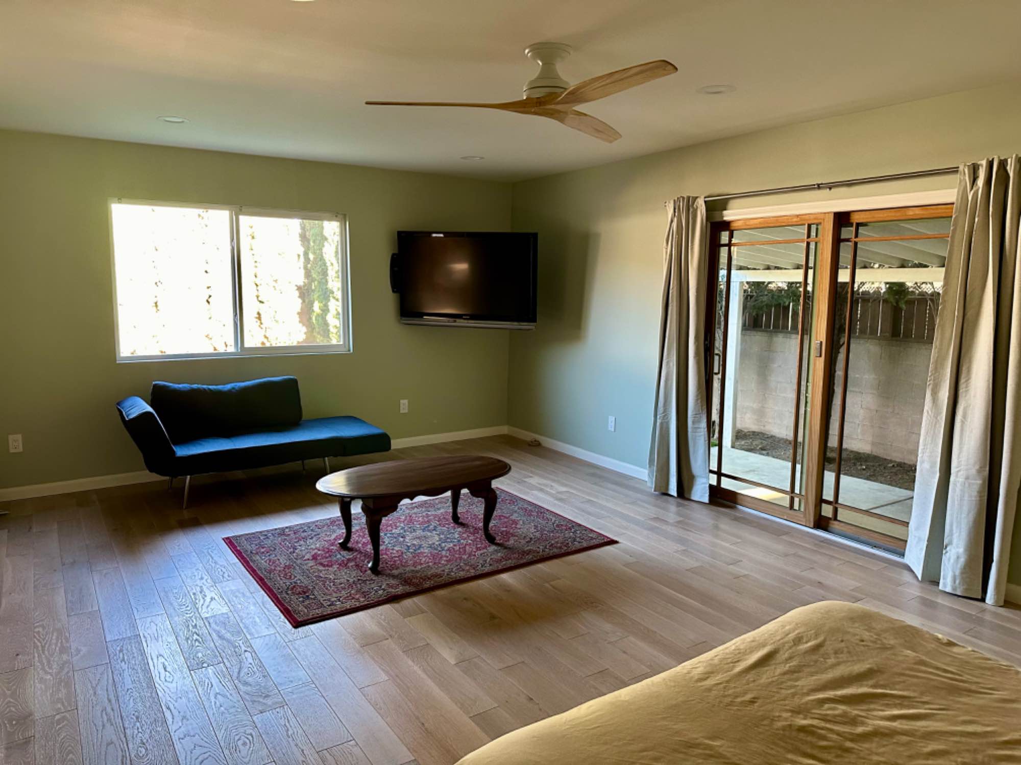 528sqft Master Bedroom in a 4 bedroom house located next to the 405 fwy and Playa Vista, 3 miles from the beach. Must love dogs!

Newly remodeled master bedroom with sliding glass door to own private covered back patio. 

Large walk-in closet with 8 sets shelves and 10 drawers including a jewelry drawer 

Bathroom has brand new floating vanity, large mirror, new smart toilet bidet, shower/ Jacuzzi tub, heating air vent, enclosed wall of shelves for linen, bath towels, wet rack and cleaning essentials.