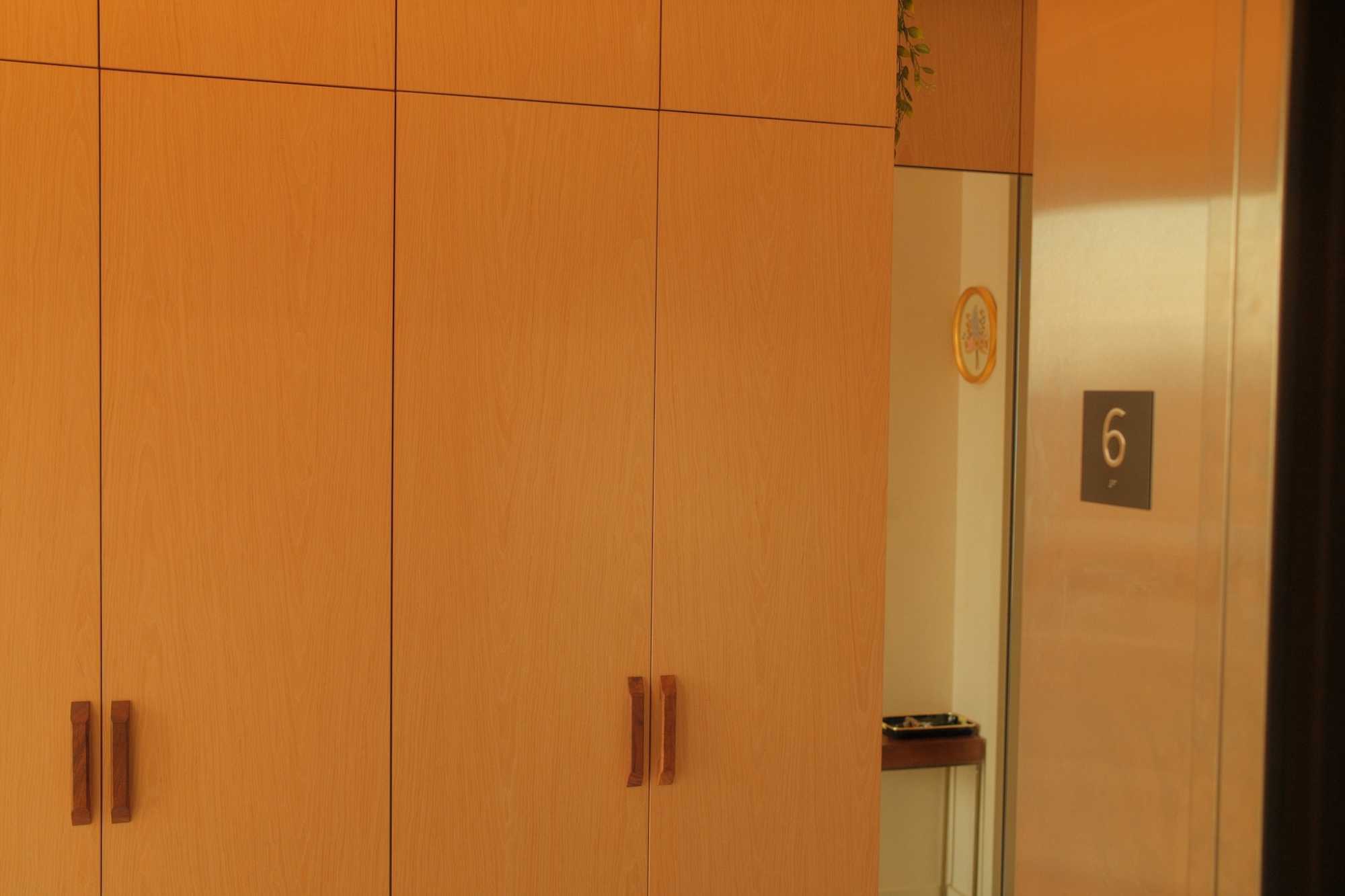 gorgeous penthouse with city views

hey there! we have an awesome top-floor bedroom with private ensuite bath available in our beautiful penthouse duplex at the border of williamsburg and greenpoint, and we'd love to find someone great to share our space with.

about us:

we're a laid-back couple who love a cozy, welcoming home.
we live with our friendly corgi puppy and sweet siamese cat.
we like to host and have friends over but we like to keep it clean. 
arjun works from home and bora commutes to the office 4 days a week

the room:
bright and spacious bedroom on the top floor, fully furnished (though can be unfurnished upon request)
lots of natural light/with north and west exposures, amazing city views and city quiet windows
comes with a comfy bed, a work desk, and plenty of storage.
private ensuite bathroom
led lit custom wardrobe closets

shared spaces:
-a fantastic kitchen with all the best appliances, including a bosch gas range and fisher & paykel fridge, breville coffee machine, kitchen aid stand mixer and ninja air fryer
-in unit washer /dryer 
-roman clay painted throughout with its anti-microbial health benefits and marble like finish
-a spacious living room with vintage leather couches and double high ceilings with a top of the line entertainment center
-two luxurious bathrooms—one with a walk-in shower and the other with a freestanding tub overlooking the skyline both with heated floors and anti-fog mirrors.
-large white oak flooring and white oak wardobe built ins 
-multiple outdoor areas, including two balconies and two large terraces with amazing skyline views, gardening and plenty of space for hosting friends and family.
-a study with multiple desks for working from home, which can also double as a guest room 

Extras:
private keyed elevator that opens right into our penthouse
outdoor kitchen with a bbq area and second fridge.
central heating and cooling with separate zones.
friendly kitty and adorable puppy 
dimmable warm overhead lights , and adjustable ceiling fans in bedrooms
sonos sound system throughout 
eero mesh network with gigabit speeds
large entryway wardrobes for extra clothing storage
weekly cleaning service , folding laundry and switching out sheets included

Location:
we're in a quiet, tree-lined street in the lively Greenpoint/Williamsburg area.
close to McGolrick and Mccarren park.
easy access to the G train at Nassau Ave and the L train at Graham Ave. (~ 10 walk each)

what we're looking for:
someone responsible and easy-going.
pet-friendly (our dog and cat will love you!)
preferably a non-smoker and not going to bring the party home, though we are social and like meeting new people ! 
someone who is comfortable with living with a couple

rent info:
note, the rent is for the room itself not the apartment overall :) 
rent is $2500/month plus utilities
deposit is $2500

if this sounds like a good fit for you, drop us a message! We’d love to meet you and show you around our place.

can look us up/dm at on instagram @borazala and @atticusthepupper (one of us doesn't have a real social media presence)

linkedins here : 
https://www.linkedin.com/in/arjun-bajaj-5a237995/
https://www.linkedin.com/in/bora-zaloshnja/
