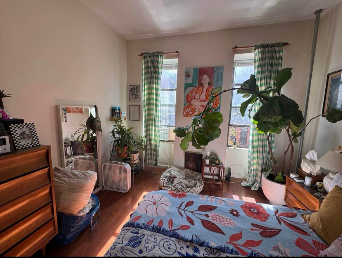 Forget tiny, cramped apartments. This apartment is all about breathing room and good vibes.This unit has lived-in feel with plenty of space to make it your own. You’ll love the kitchen that’s perfect for cooking your favorite meals and the clean modern bathroom. You’re right in the heart of it all. This unit is more than just a place to sleep. It’s your chance to live the New York dream.