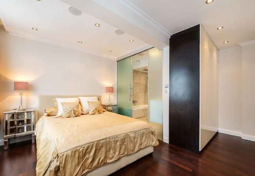 Impressive 2-Bedroom Apartment with Spacious Private Outdoor Area (not on the ground floor)**
Located on the iconic St. Marks Place!
Discover the charm of this boutique luxury building, complete with an elevator and a convenient laundry room, which features a variety of appealing amenities:
- Virtual doorman system for added security
- Generous private outdoor space
- Ample closet storage and a sleek, modern bathroom
The contemporary kitchen offers a delightful cooking experience with Caesarstone countertops and elegant maple wood cabinetry. It is well-equipped with a dishwasher and microwave to enhance convenience. The stylish bathroom features Crema Marble tiles complemented by premium fixtures.
Take in stunning skyline views from the beautiful roof deck, and enjoy complimentary access to the gym. This spacious apartment provides an exceptional living experience.