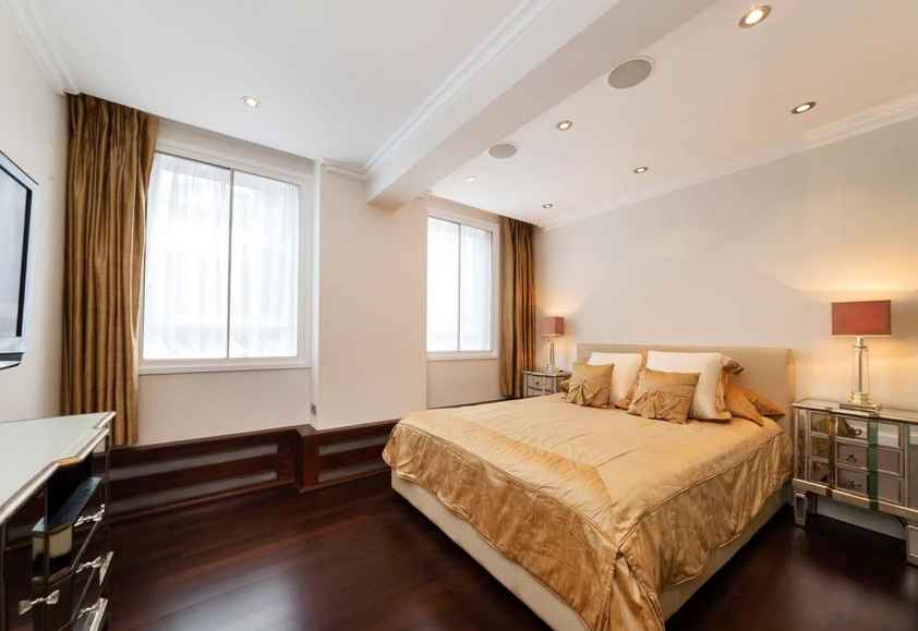 Impressive 2-Bedroom Apartment with Spacious Private Outdoor Area (not on the ground floor)**
Located on the iconic St. Marks Place!
Discover the charm of this boutique luxury building, complete with an elevator and a convenient laundry room, which features a variety of appealing amenities:
- Virtual doorman system for added security
- Generous private outdoor space
- Ample closet storage and a sleek, modern bathroom
The contemporary kitchen offers a delightful cooking experience with Caesarstone countertops and elegant maple wood cabinetry. It is well-equipped with a dishwasher and microwave to enhance convenience. The stylish bathroom features Crema Marble tiles complemented by premium fixtures.
Take in stunning skyline views from the beautiful roof deck, and enjoy complimentary access to the gym. This spacious apartment provides an exceptional living experience.