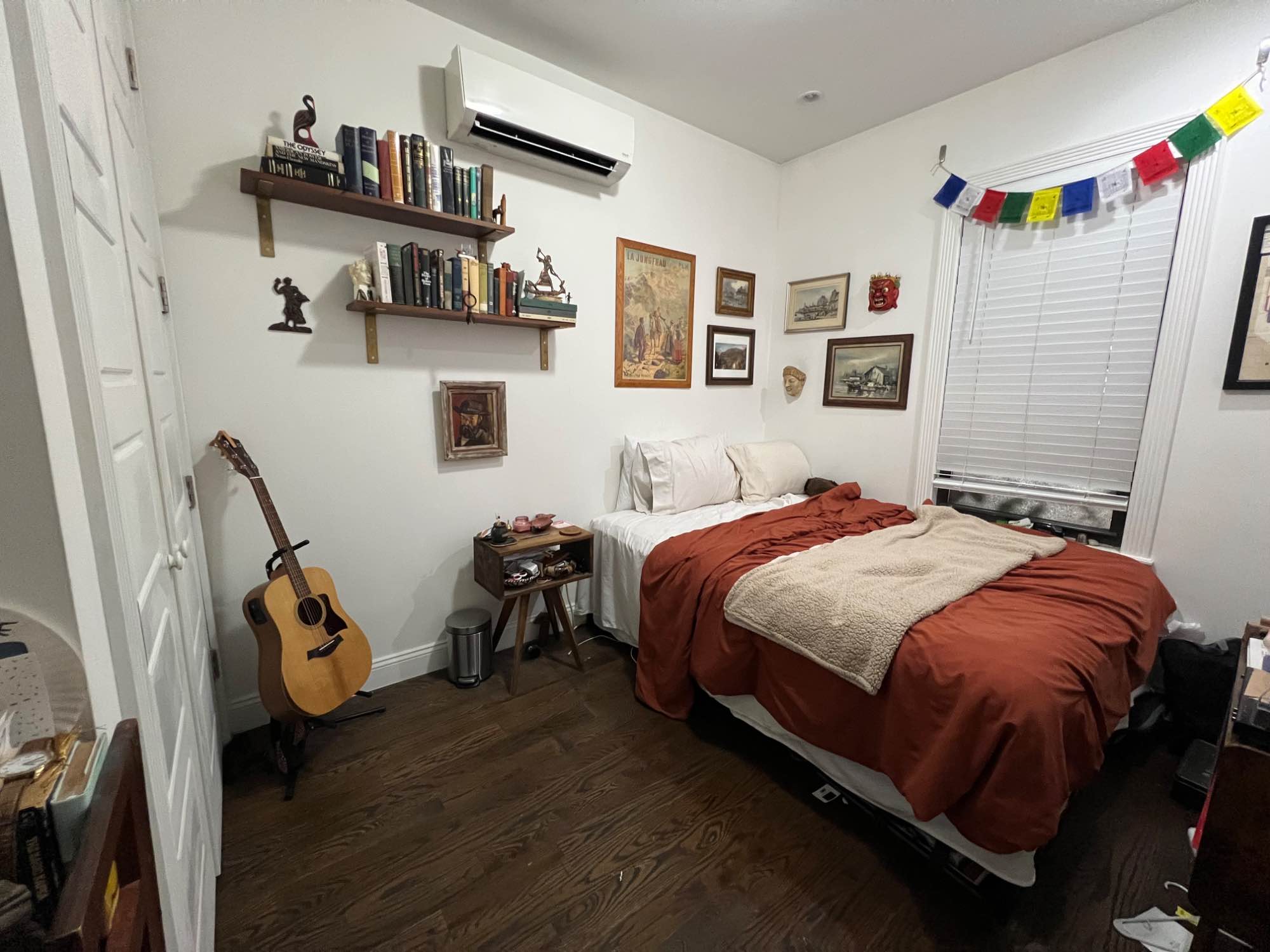 hi! largest bedroom in a 3 BR available. 3rd room is a flex dining/ work space. no laundry in building but laundromat just across the street. 5 minute walk to von king, tons of transit (ACG trains and multiple buses) and stores/ restaurants / bars in the area. only 2 units in building and a coffee shop below us. great community feel!!
looking for someone with no pets, clean in communal spaces, and respects their roommates!! what else could we want :-)