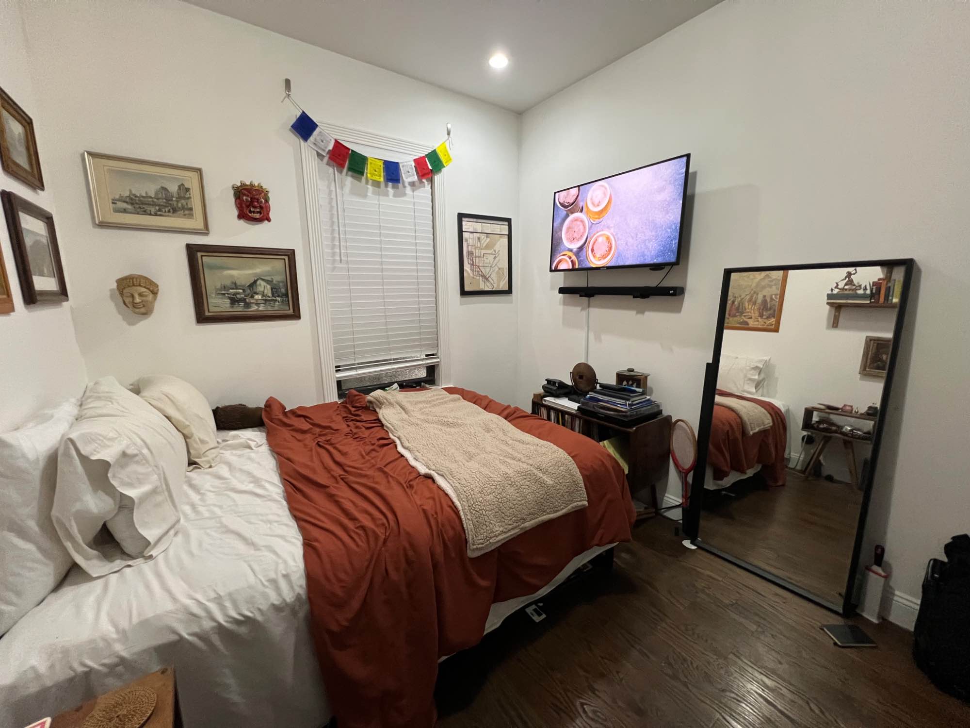 hi! largest bedroom in a 3 BR available. 3rd room is a flex dining/ work space. no laundry in building but laundromat just across the street. 5 minute walk to von king, tons of transit (ACG trains and multiple buses) and stores/ restaurants / bars in the area. only 2 units in building and a coffee shop below us. great community feel!!
looking for someone with no pets, clean in communal spaces, and respects their roommates!! what else could we want :-)