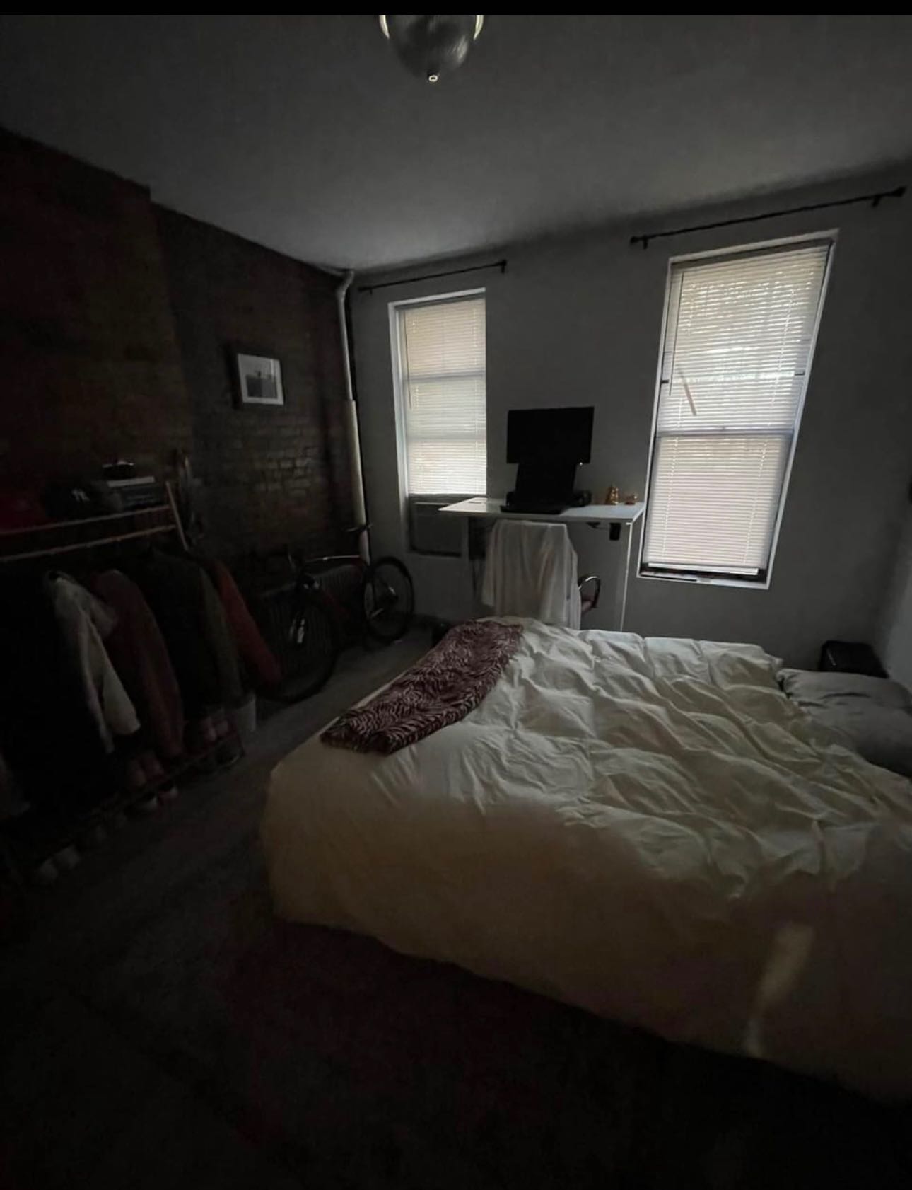 Open room available starting 7/1 for a 12 month lease. This is a 4 bed/4 bathroom in Suttons Place with an in-unit washer and dryer as well as dishwasher. Roughly a 10 minute walk to 4/5/6/N/R/W and 15 minute walk to Central Park.
Trader Joe's directly across the street and about a 5 minute walk to Whole Foods! Great spot that's usually pretty quiet during the day and night!